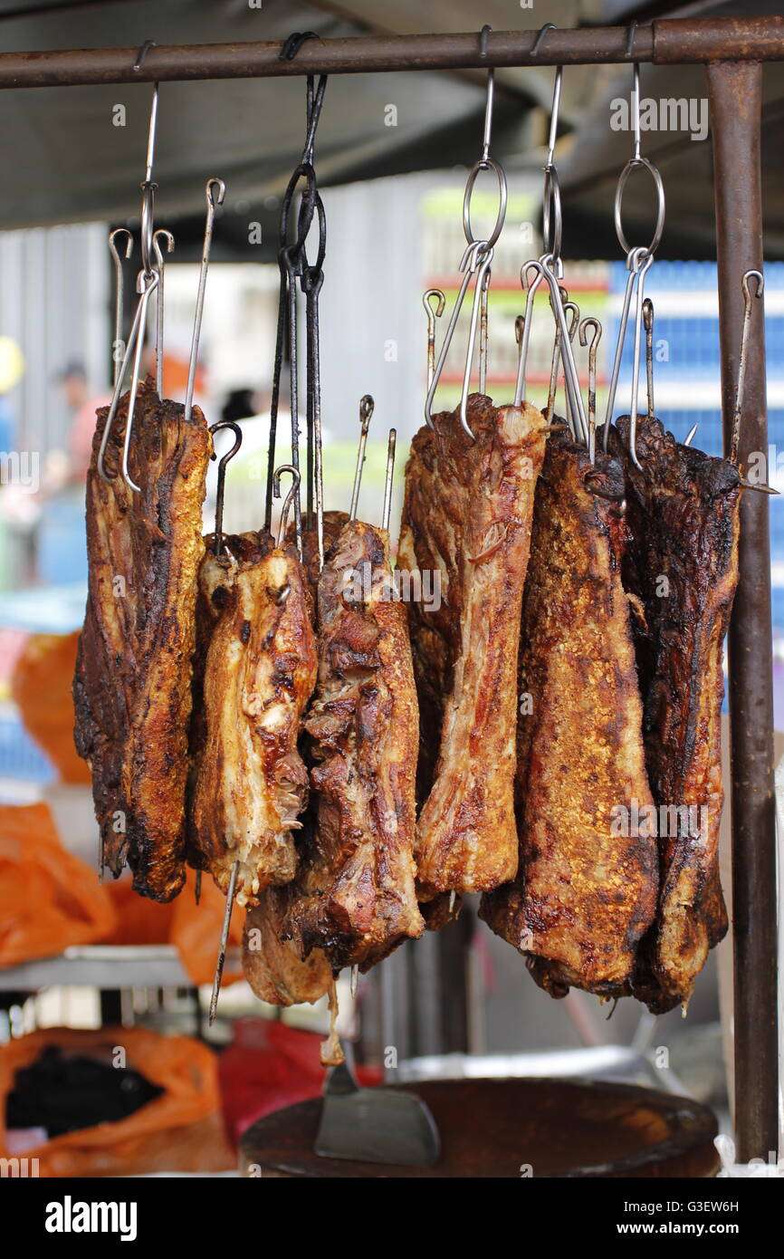 Chinesischen Stil Schweinebraten hängen an einem Marktstand Stockfoto