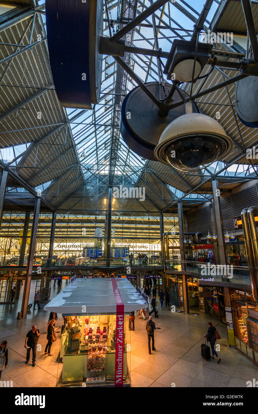 Bahnhof München Hauptbahnhof: Uhren und Überwachungs-Kamera, Deutschland, Bayern, Bayern, Oberbayern, Oberbayern, Mün Stockfoto