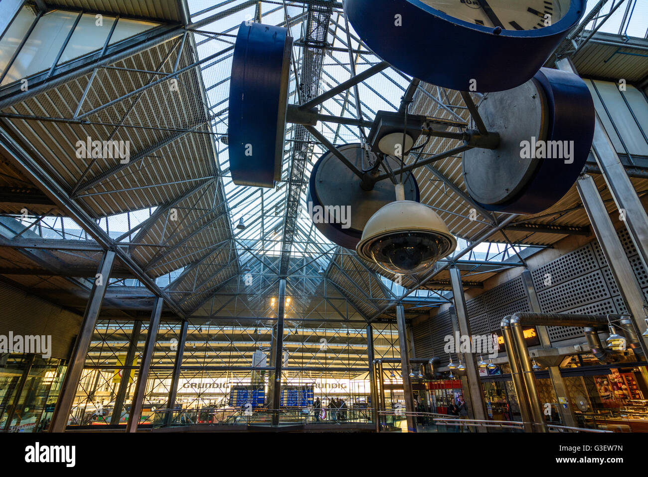 Bahnhof München Hauptbahnhof: Uhren und Überwachungs-Kamera, Deutschland, Bayern, Bayern, Oberbayern, Oberbayern, Mün Stockfoto