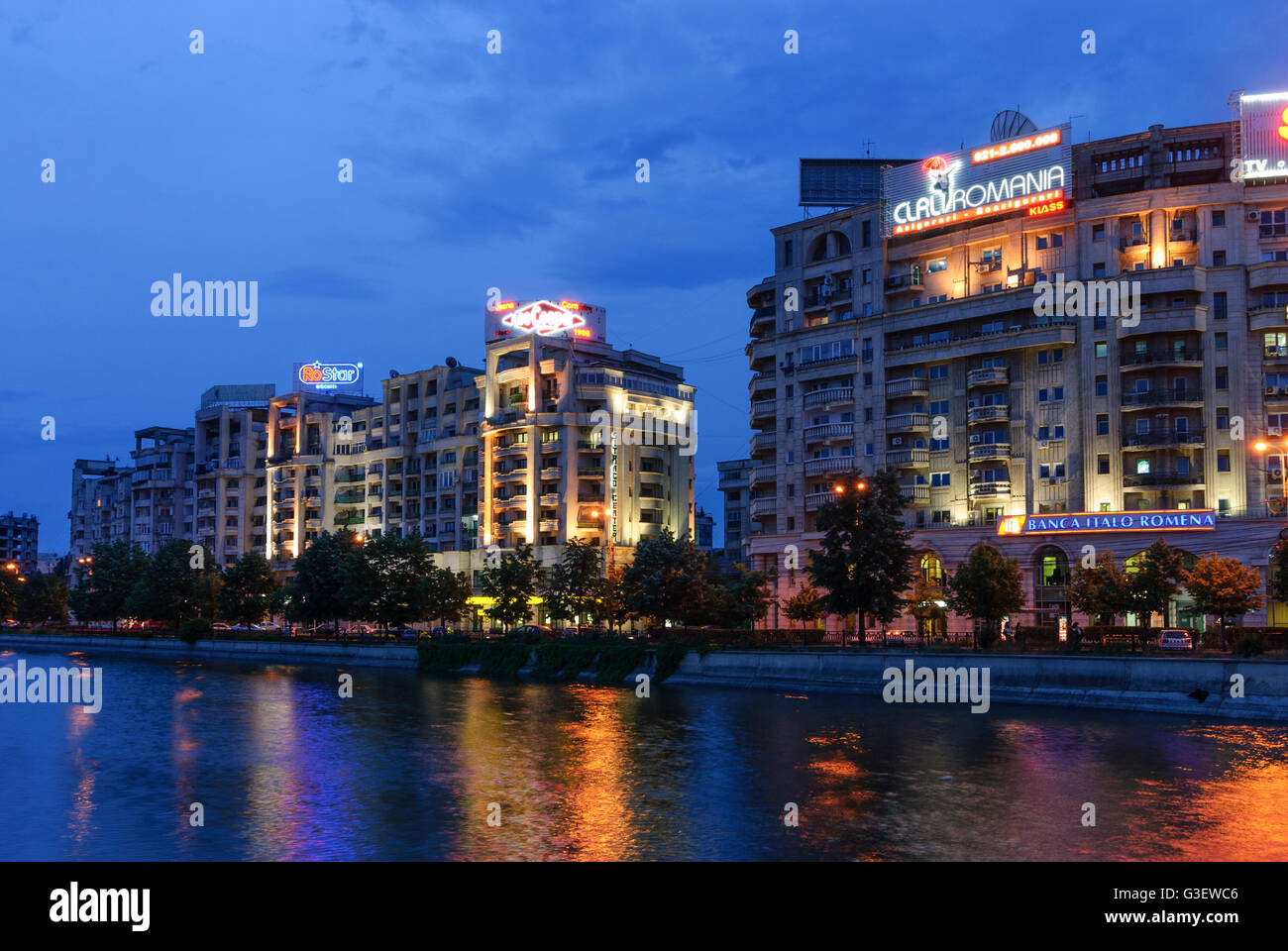 Wohngebäuden auf Dambovita-Flusses, Rumänien Bukarest Bucuresti Stockfoto