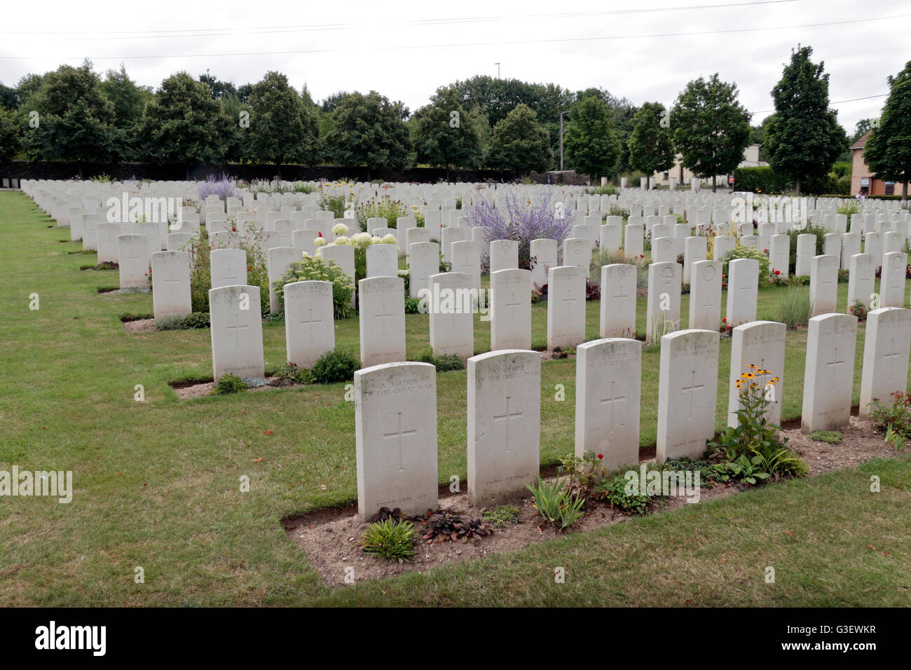 Grabsteine in der CWGC Loos British Cemetery, Loos (Loos-En-Gohelle), Pas-De-Calais, Frankreich. Stockfoto