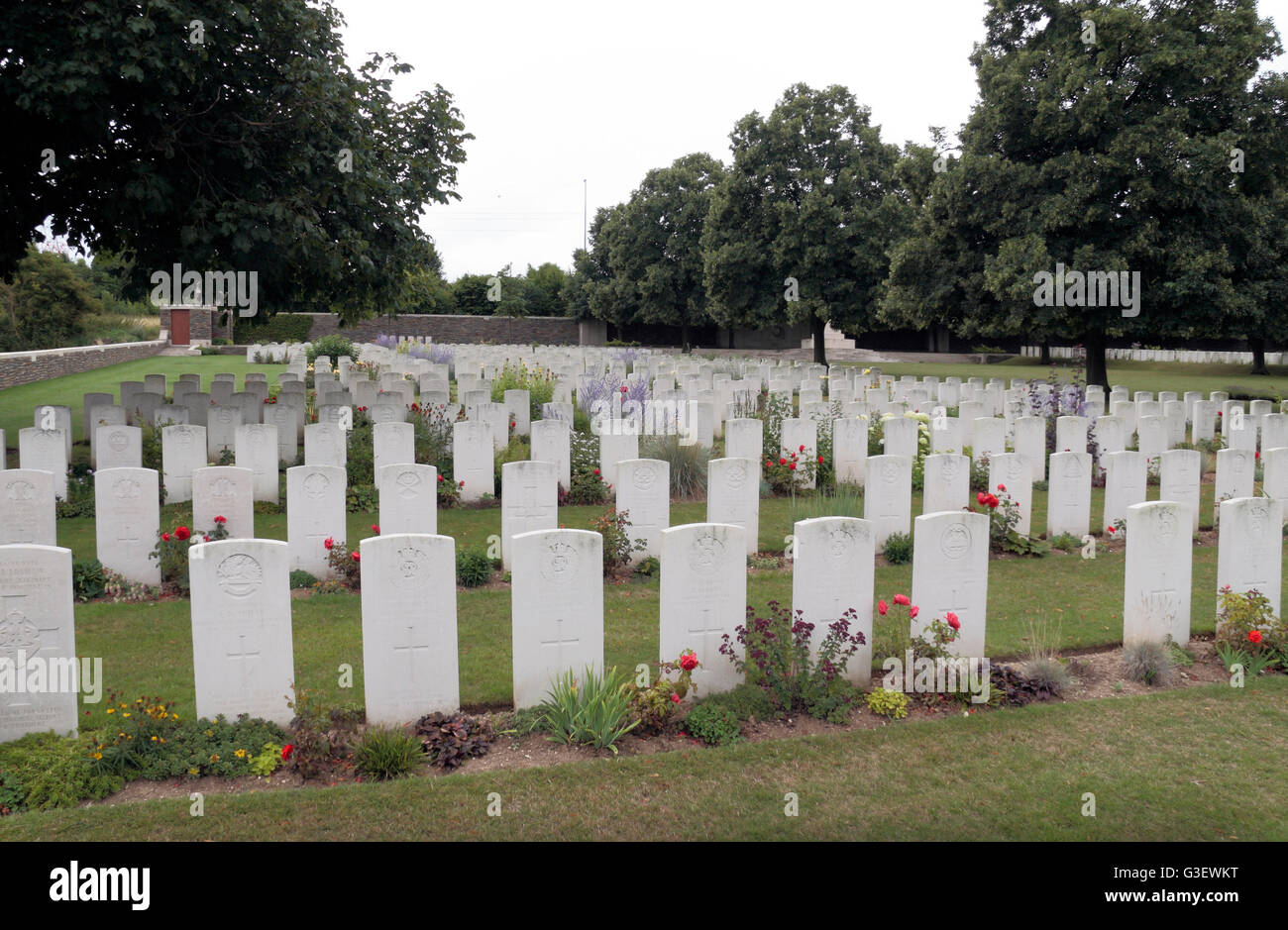 Grabsteine in der CWGC Loos British Cemetery, Loos (Loos-En-Gohelle), Pas-De-Calais, Frankreich. Stockfoto