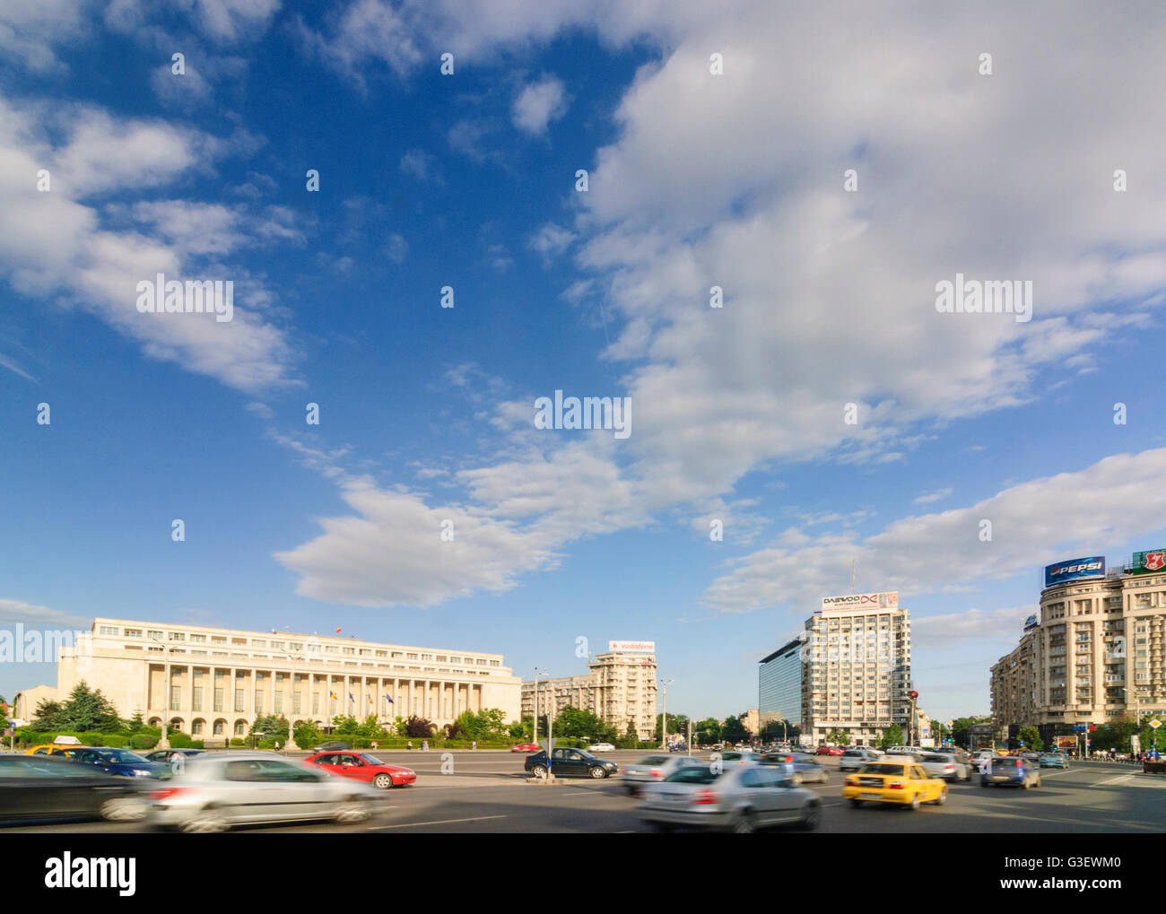 Piata Victoriei mit Victoria Palace (linken Sitz des Premierministers und seines Kabinetts), Rumänien-Bukarest-Bucuresti Stockfoto