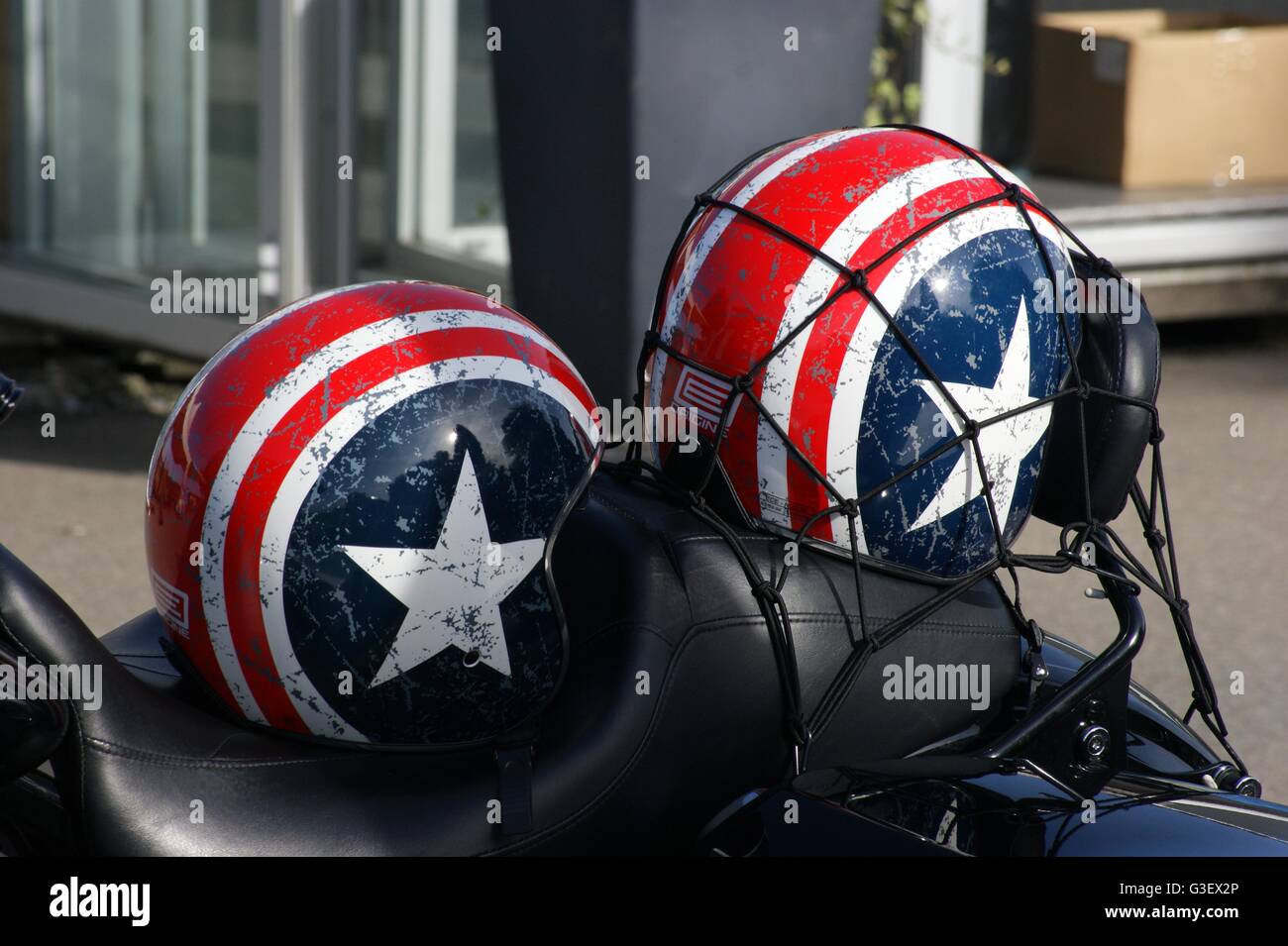 zwei Motorradhelme mit Sternen und Streifen Stockfoto