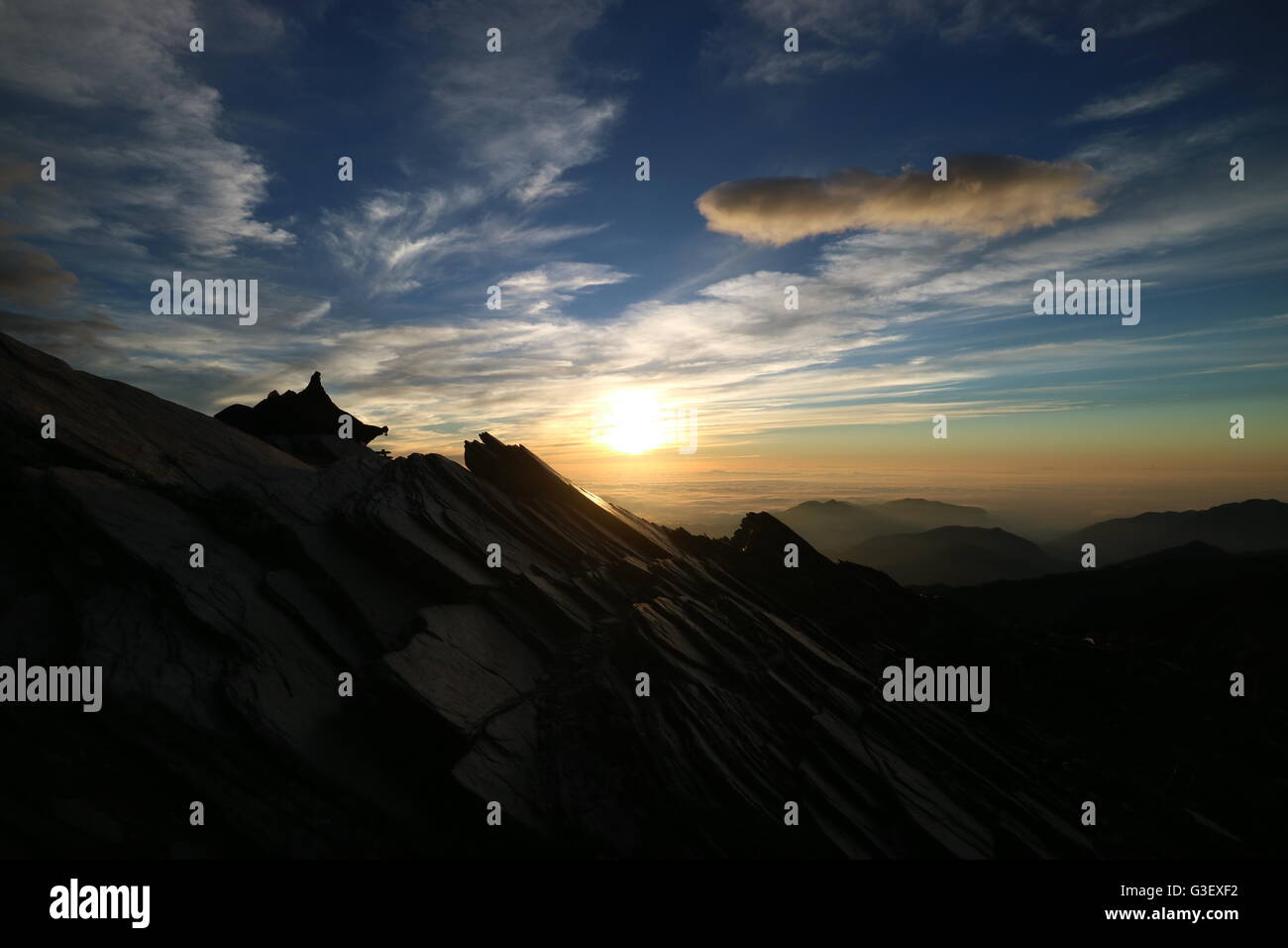 Sonnenaufgang in Taiwan Nanhu Berg. Schöne Wolken und Felsen Stockfoto