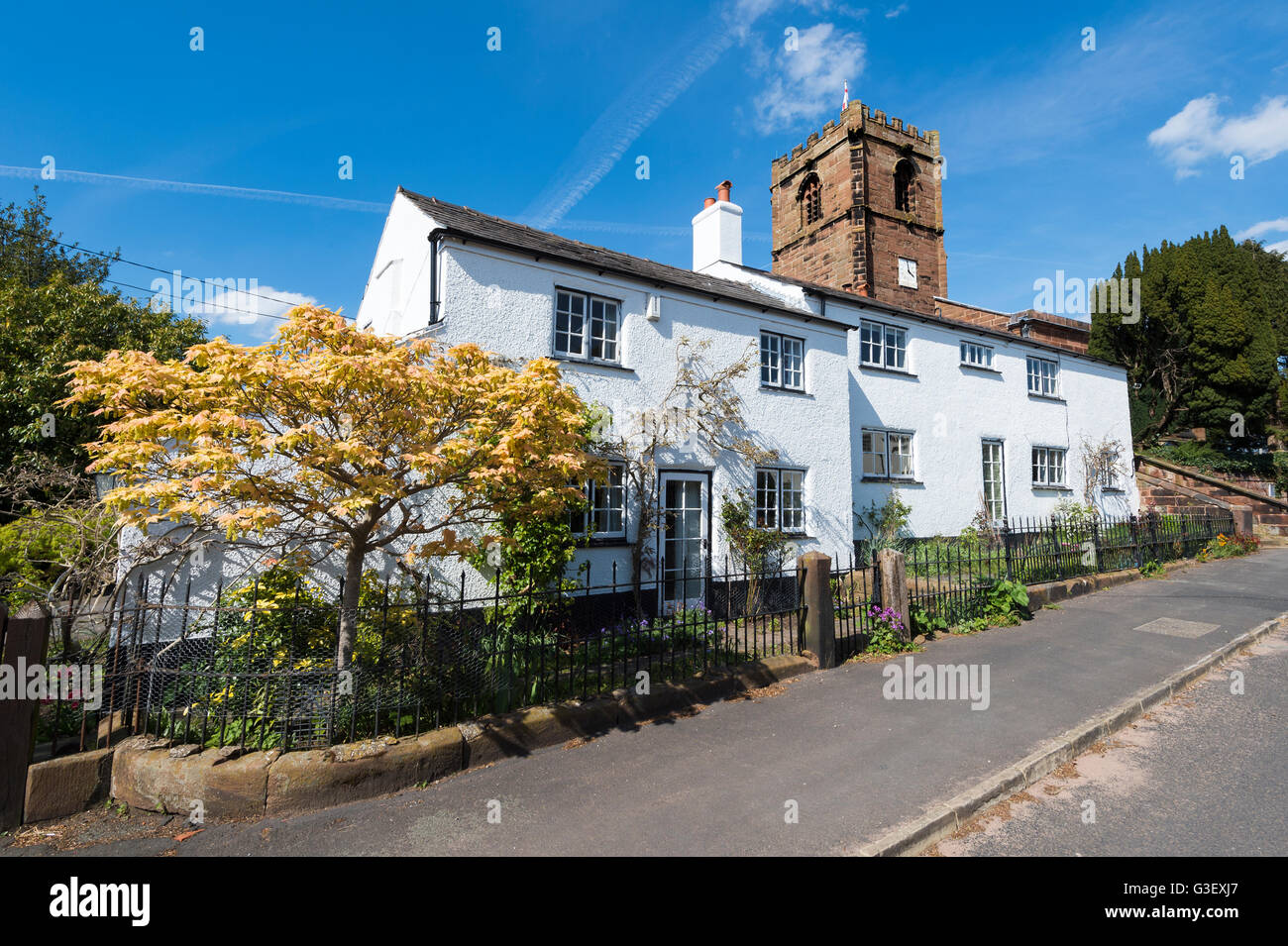 St Peter Kirche & White Cottage im Frühling, kleine Budworth, Cheshire, England Stockfoto