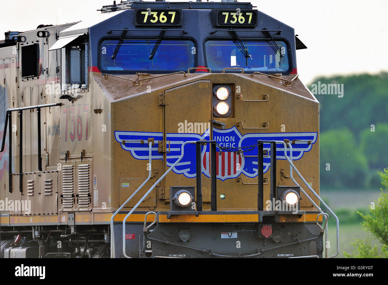 La Fox, Illinois, USA. Hautnah an der Vorderseite der Einheit auf einem eastbound Union Pacific Güterzug von drei Lokomotiven geleitet. Stockfoto