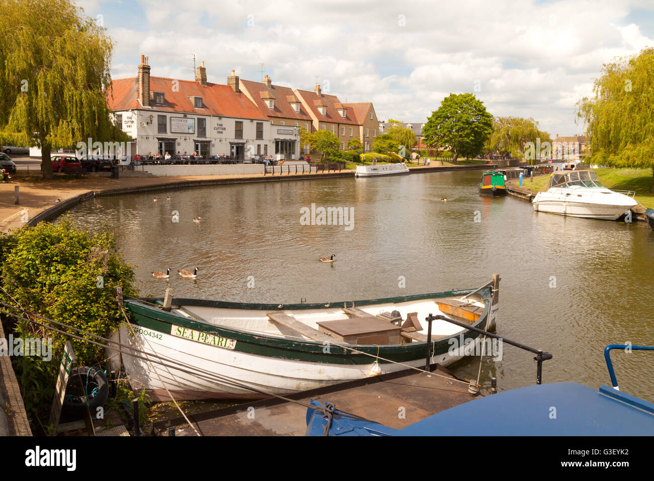 Boote vertäut am Fluss Great Ouse in Ely, Cambridgeshire East Anglia, England UK Stockfoto