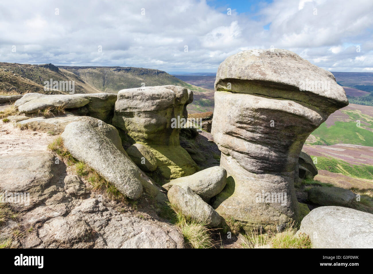 Verwitterte Gritstone Rock auf Kinder Scout, Derbyshire, Peak District National Park, England, UK Stockfoto