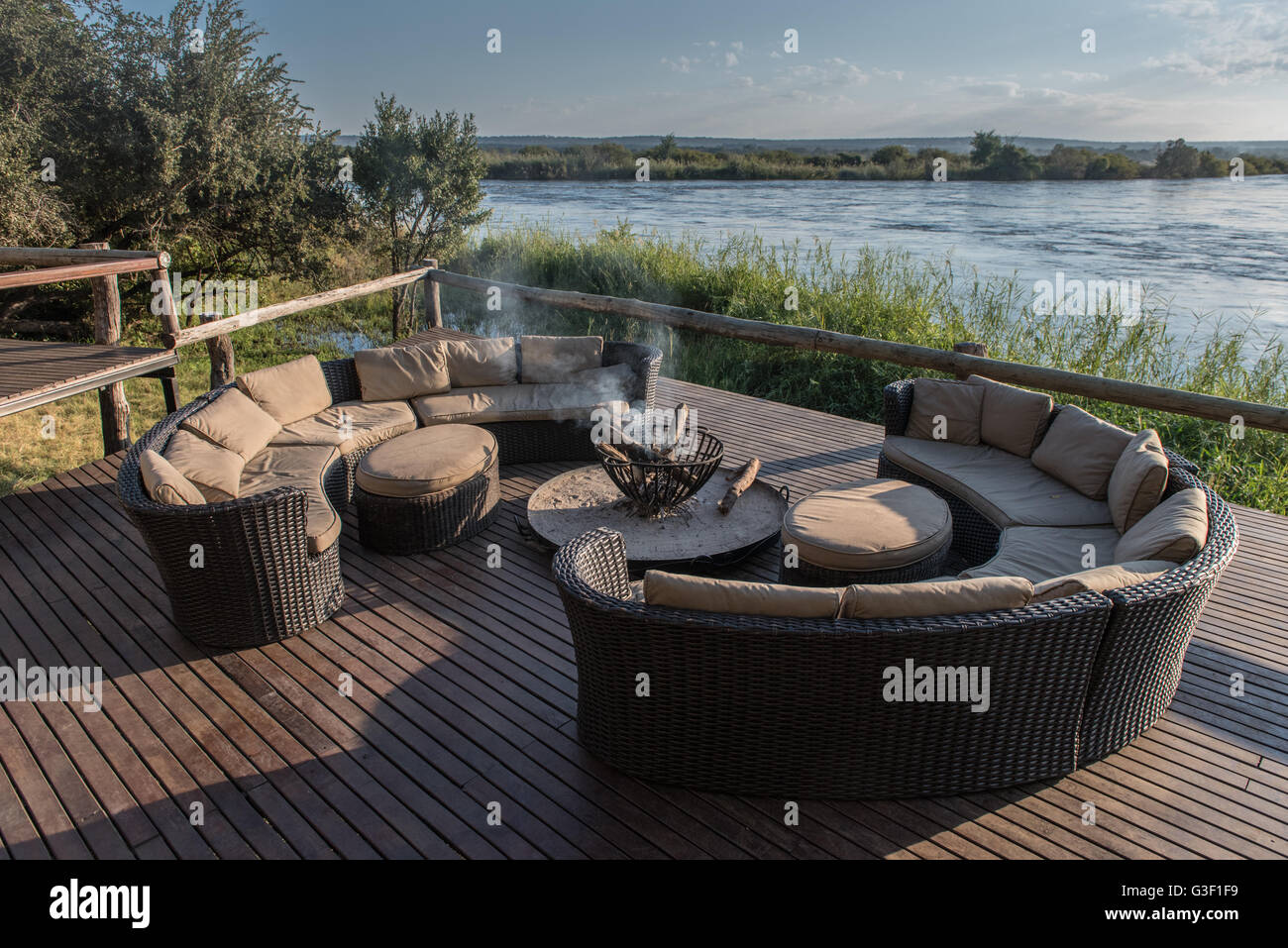 Sitzgelegenheiten und Grill Außenbereich im Zambezi Sands River Lodge in Simbabwe Stockfoto