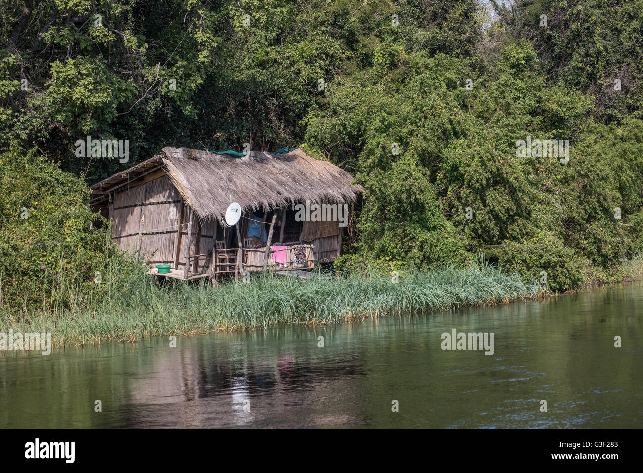 Ein Holz und strohgedeckten Haus am Ufer des Flusses Sambesi in Sambia Stockfoto