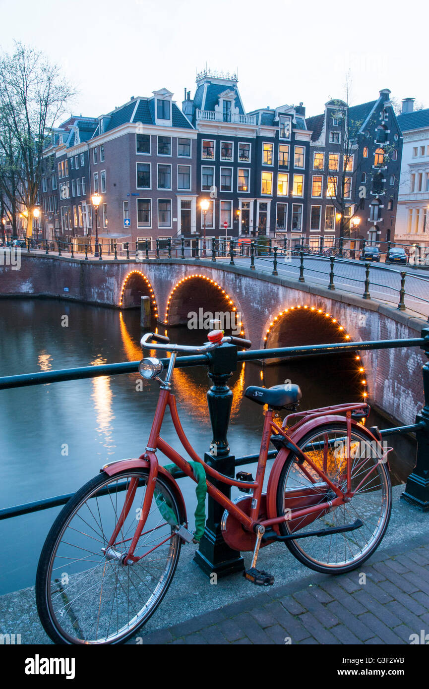 Fahrrad an den Handlauf, Dämmerung, 'Leidsegracht', Ecke "Keizersgracht", Amsterdam, Holland, Niederlande Stockfoto