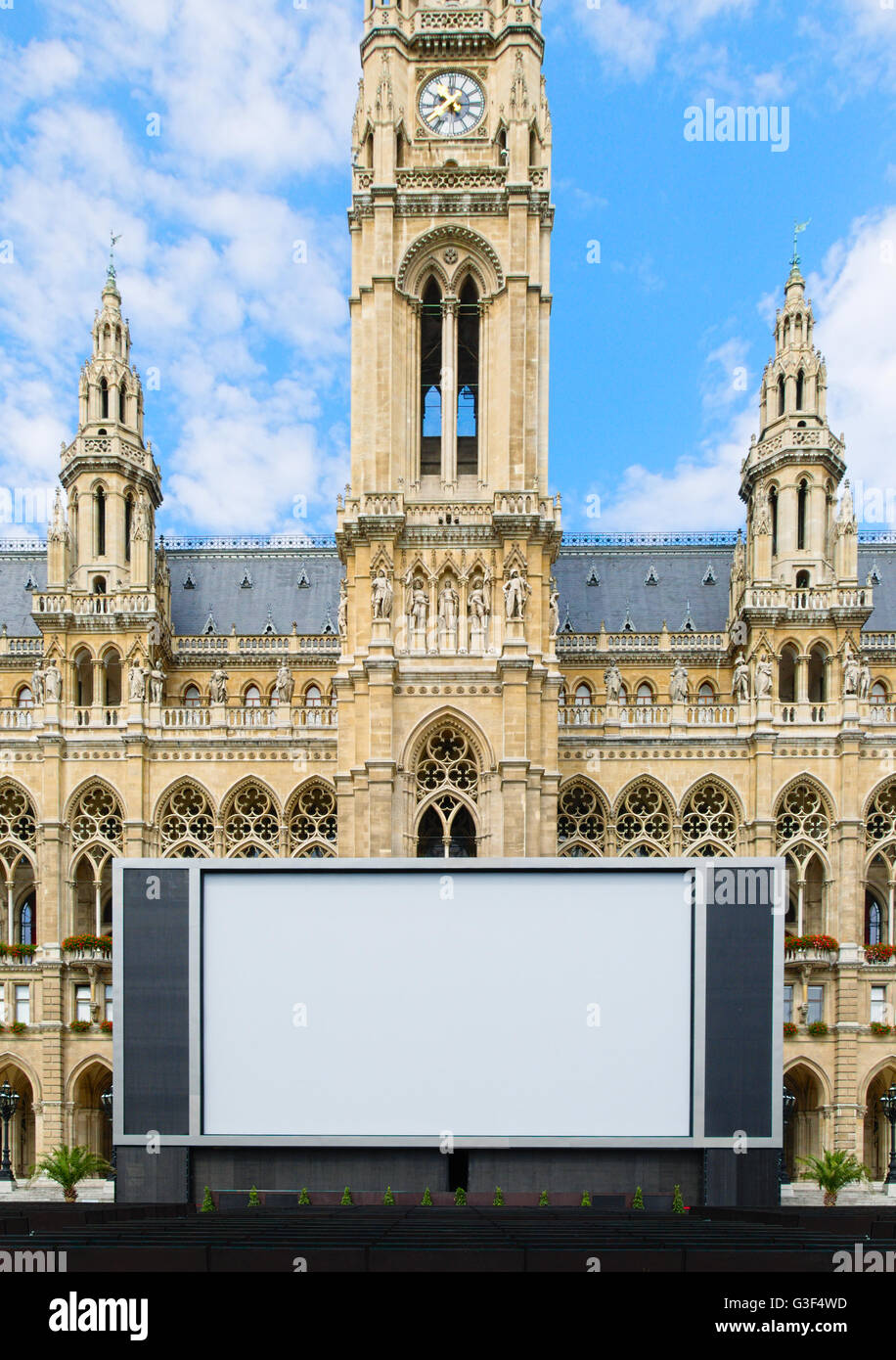 Großer Bildschirm für das Filmfestival in Wien vor einem Denkmal buildling Stockfoto