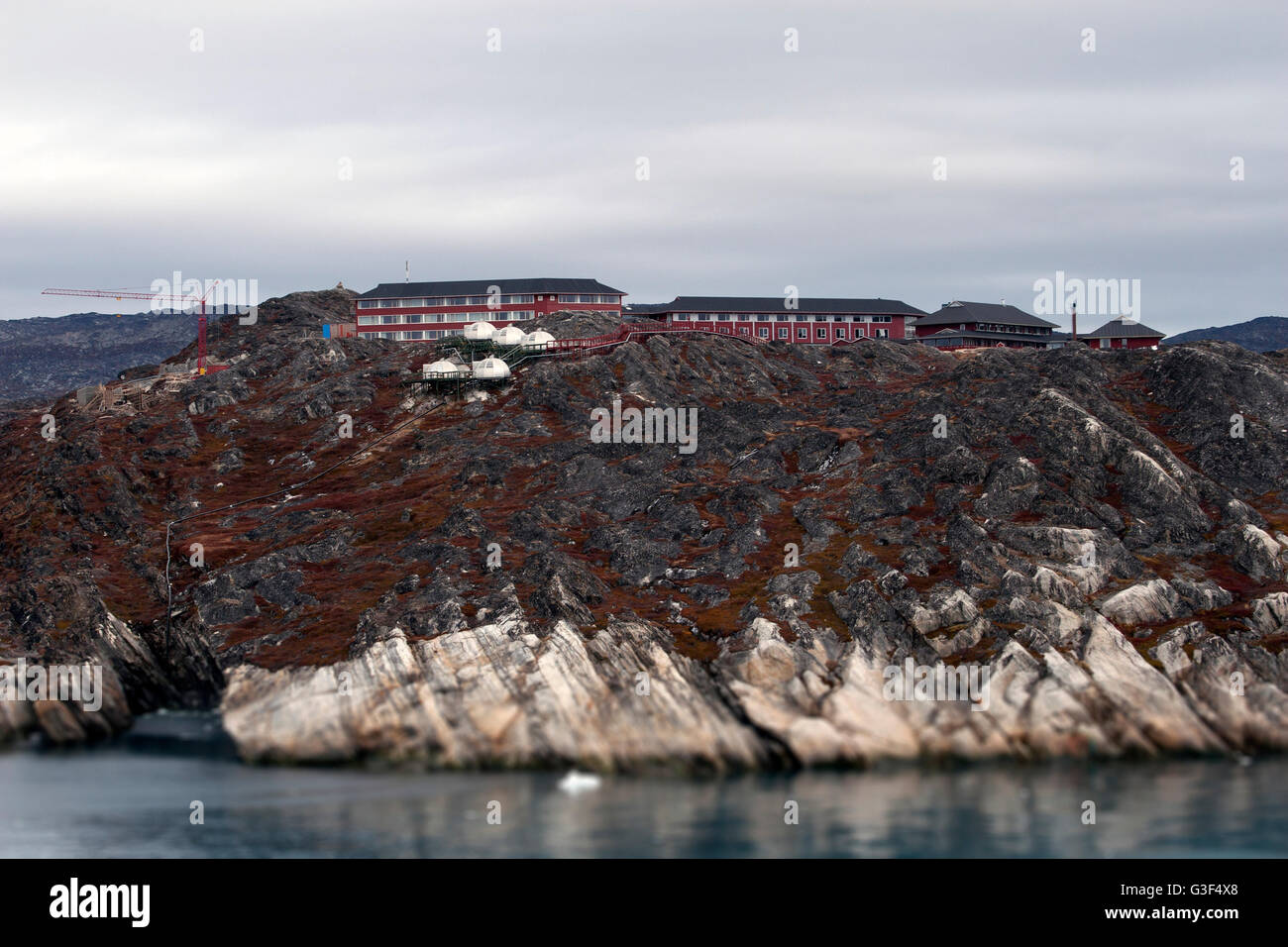 Greenland Fjord Fjord befindet sich Hotel Felsen in der Nähe Meer Kran Stockfoto