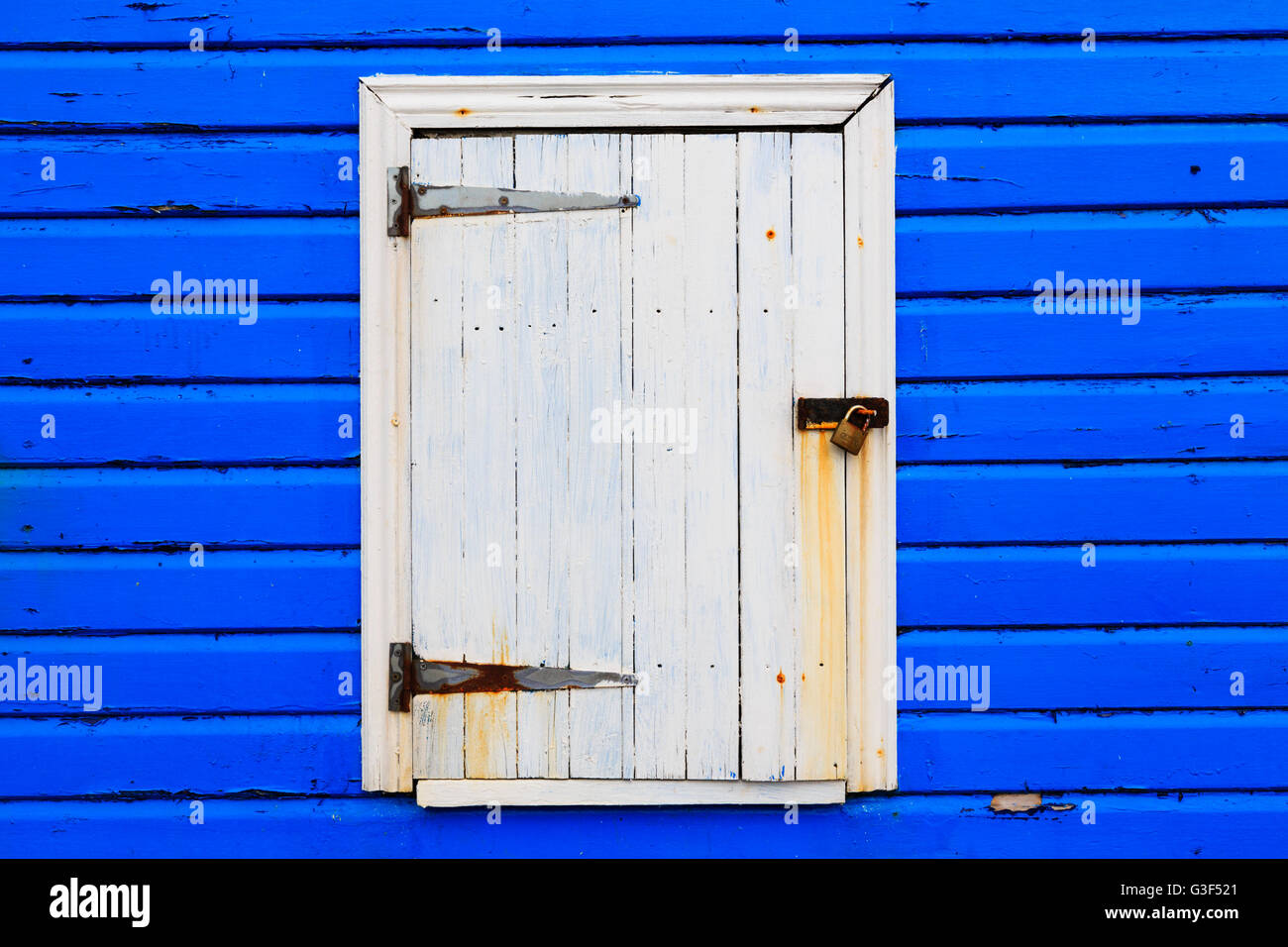 Rollladen Fenster auf Strandhütte, Southwold. Stockfoto