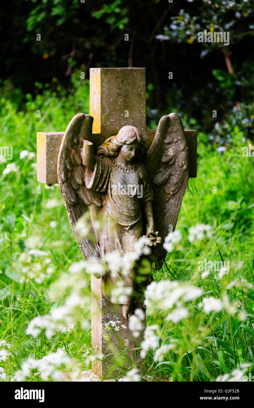Grabstein in Rhe Friedhof der Burgh Castle Kirche des Heiligen Petrus und Paulus. Stockfoto