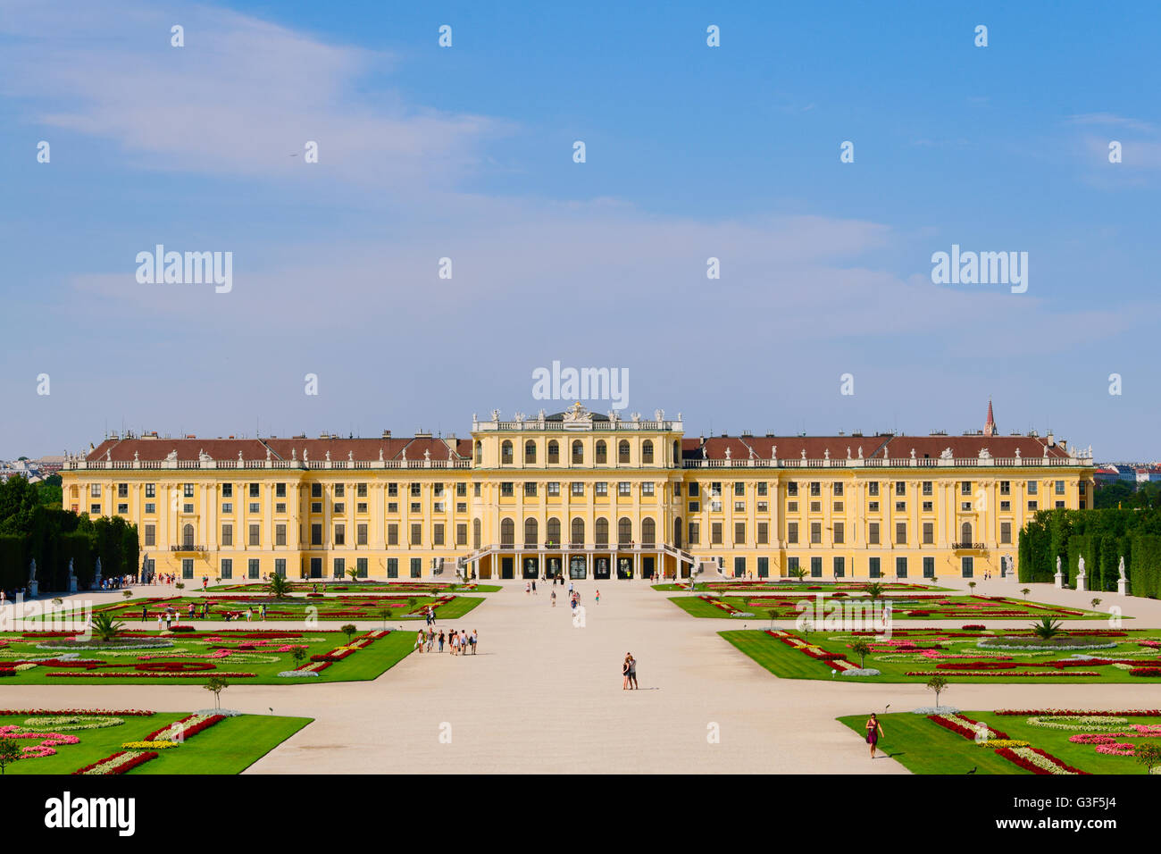 Panoramablick auf das Schloss Schönbrunn und seinen Garten in Wien Stockfoto