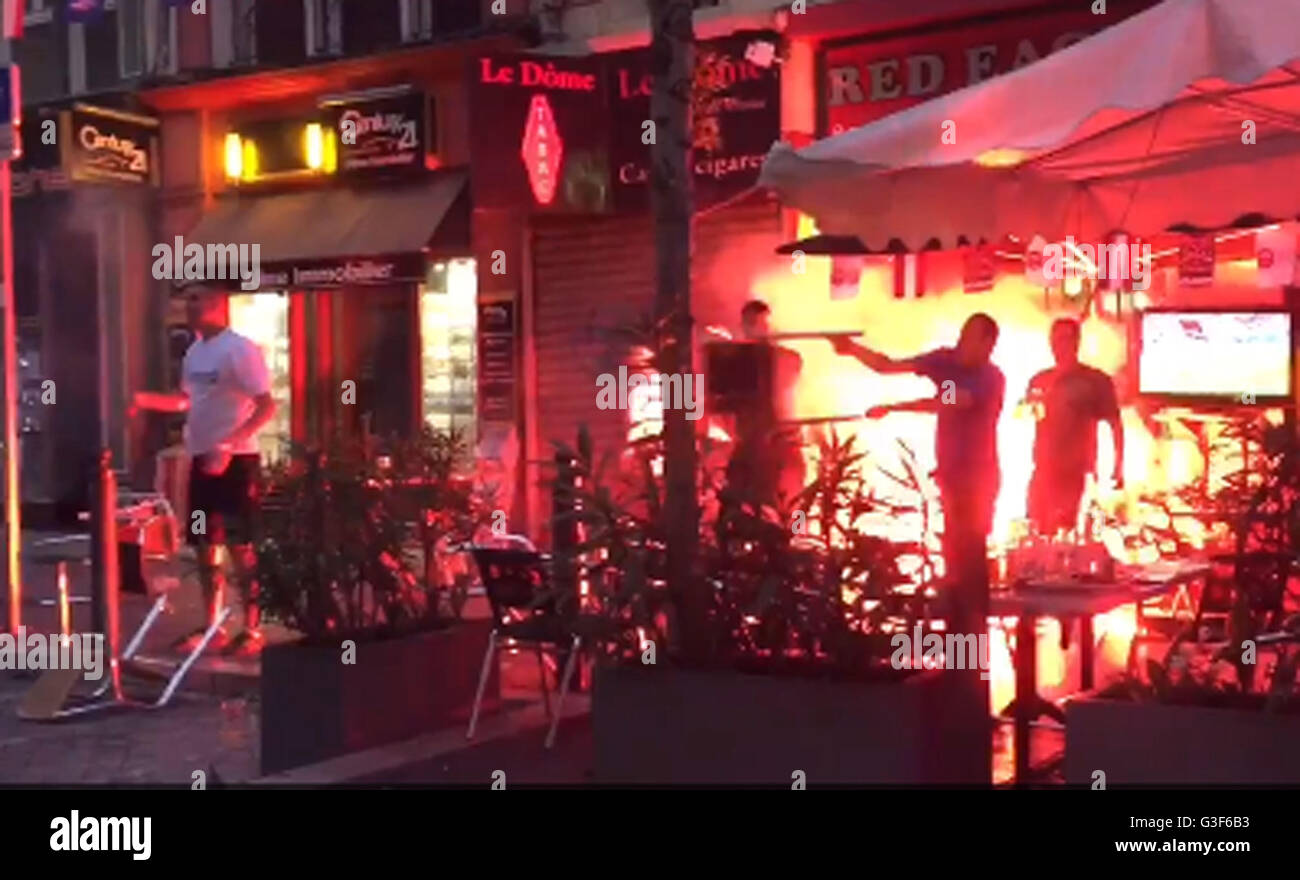 BESTE Qualität verfügbar A video Greifer aus Telefon Videomaterial von PA Fotograf Owen Humphreys, getroffen, als er zu seinem Hotel, eine brennende Fackel und ein Mann, der einen Lehrstuhl an der Red Eagle Cafe in der Rue De La RÂŽpublique, in Marseille zu werfen fuhr, wie das erste Spiel in Euro 2016 stattfindet. Stockfoto