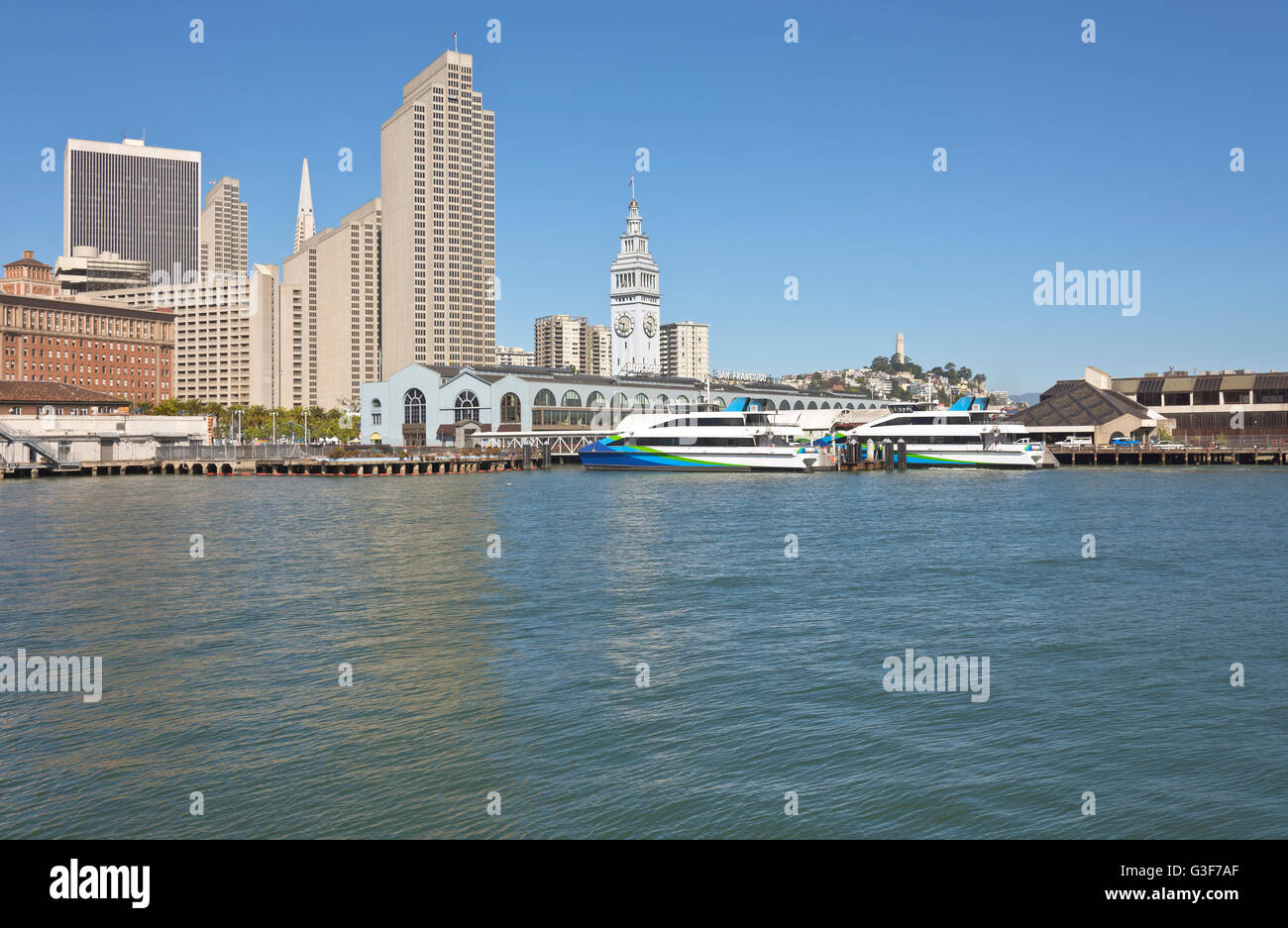 San Francisco Bay Ferry Terminal und Skyline. Stockfoto