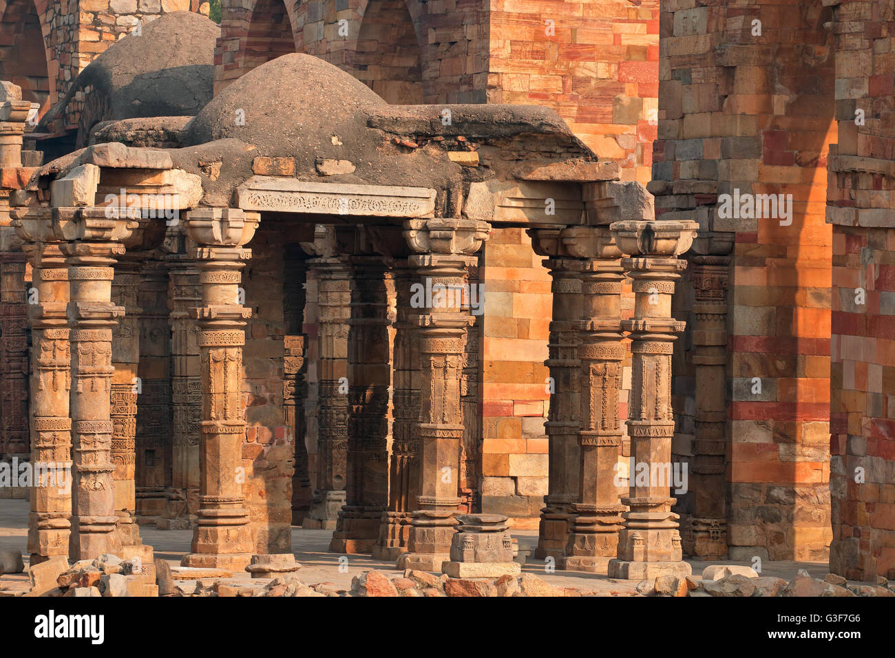 Alten Sandsteinsäulen in der Qutb Minar-Komplex in Delhi, Indien Stockfoto