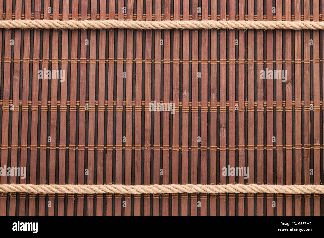 Zwei Seil liegend auf einer Bambusmatte, mit einem Platz für Ihren text Stockfoto