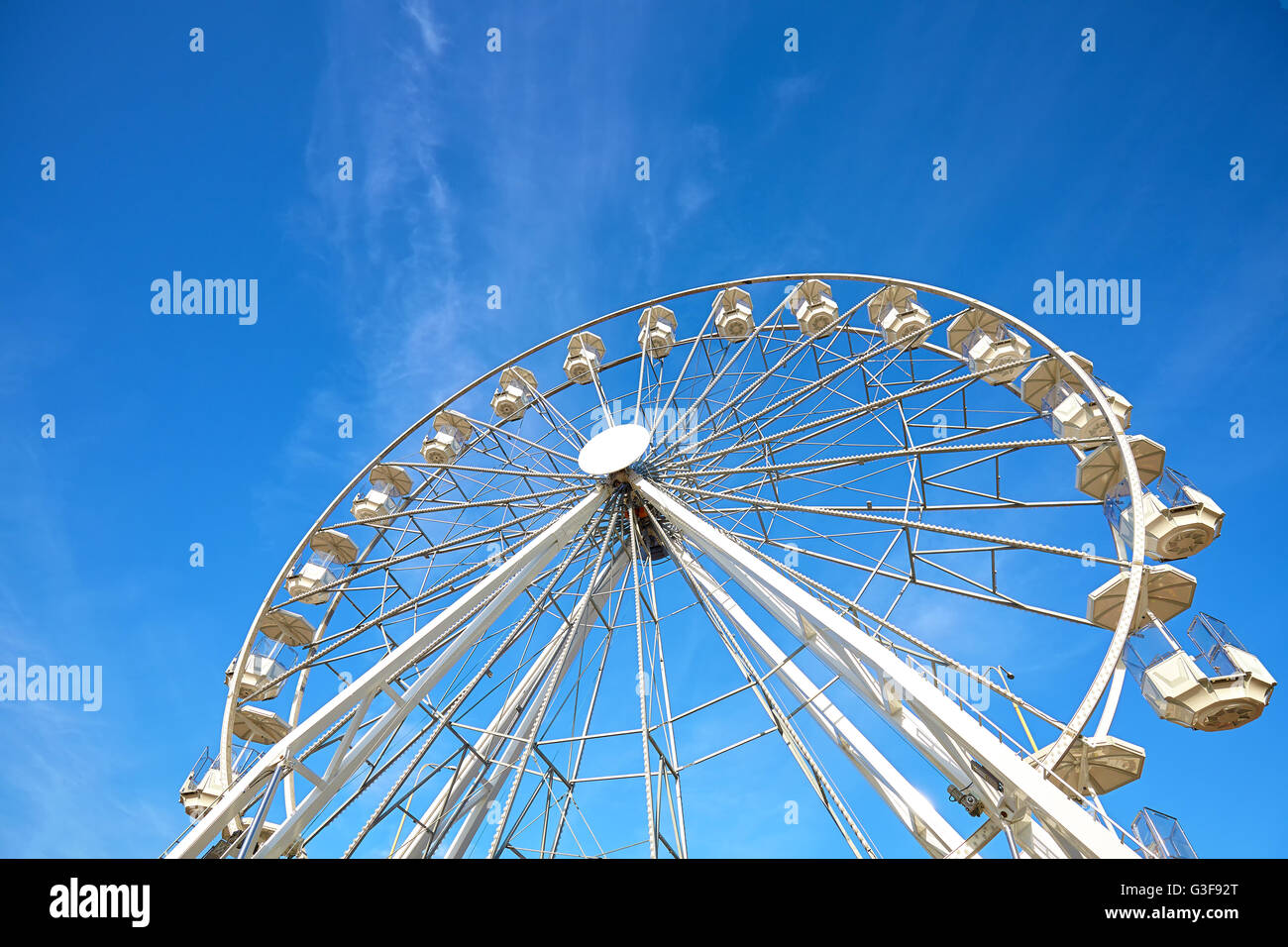 Riesenrad gegen blauen Himmel, Platz für Text. Stockfoto