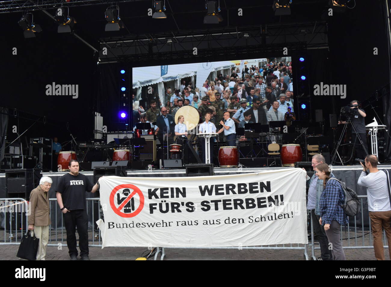 Manche Menschen demonstrieren gegen die Werbung der Bundeswehr, Bonn Deutschland Stockfoto