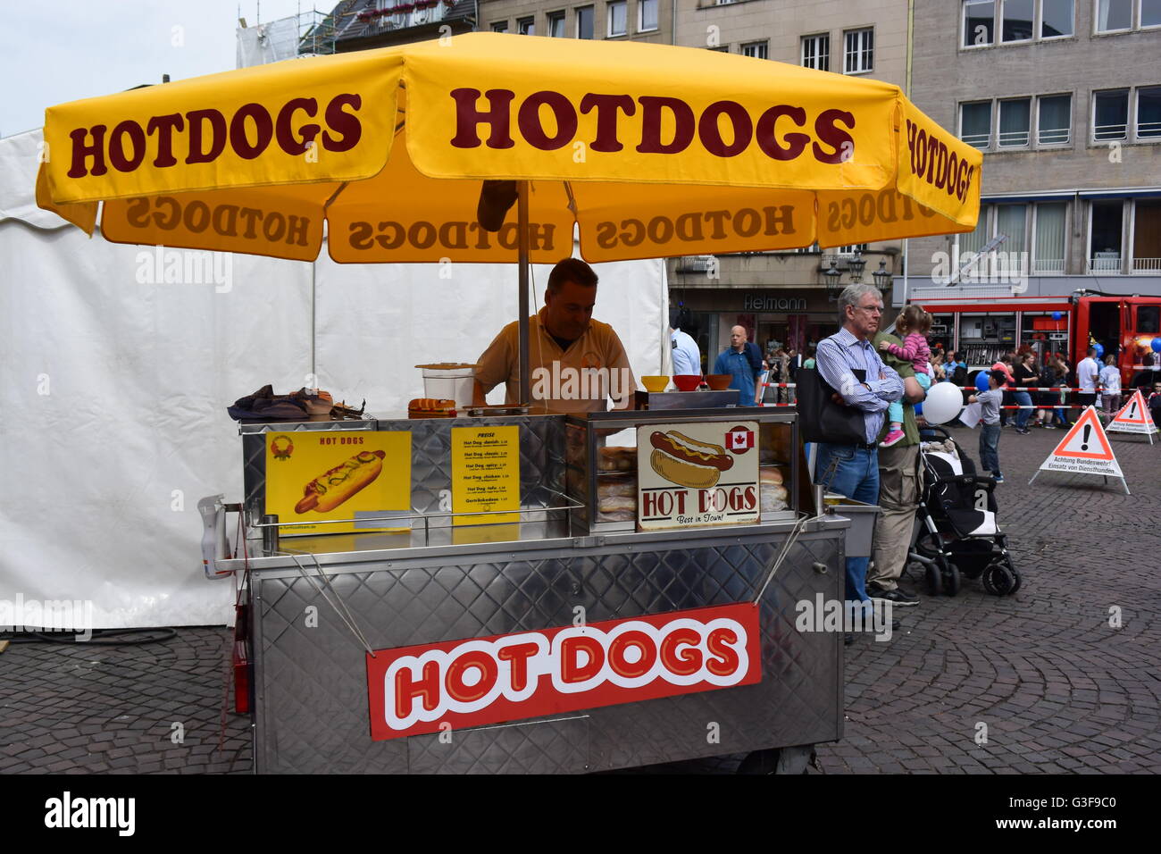 Hot-Dog-laden am Tag der Bundeswehr in Bonn, Deutschland Stockfoto
