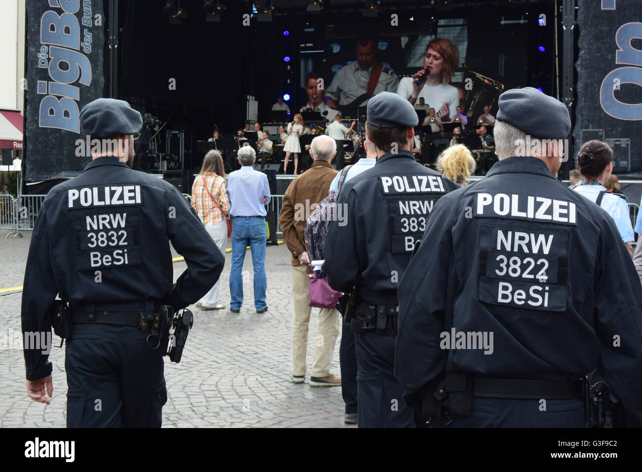 Sicherheit der deutschen Polizei am Tag der Bundeswehr auf dem Marktplatz in Bonn, Deutschland Stockfoto