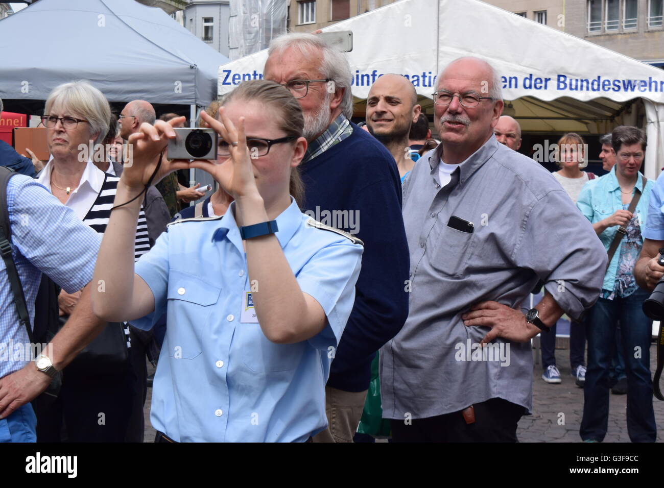 einige Zuschauer am Tag der Bundeswehr auf dem Marktplatz in Bonn, Deutschland Stockfoto