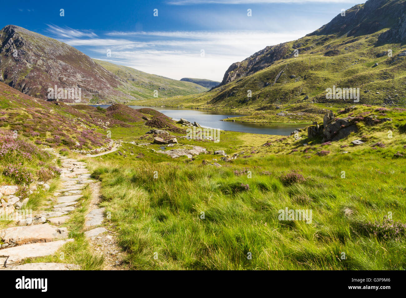 Lake Idwal und Pfad, Snowdonia, Wales, Vereinigtes Königreich. Stockfoto