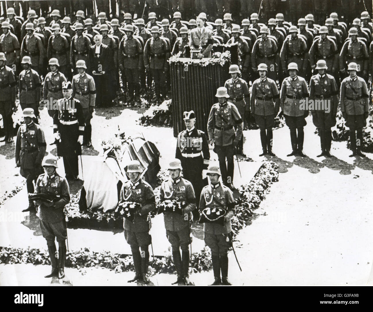 Reichskanzler Adolf Hitler (an das Rednerpult oben in der Mitte) anlässlich der Beerdigung von Feldmarschall Paul von Hindenburg im Tannenberg-Denkmal. Stockfoto