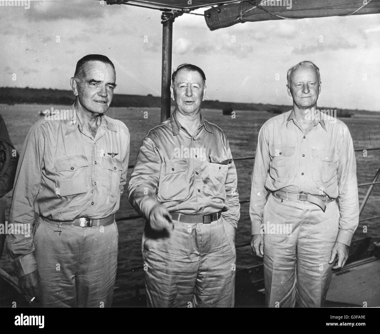 Admiral William F. Halsey (links), Marineminister Frank Knox (Mitte) und Admiral Chester w. Nimitz (rechts). Stockfoto