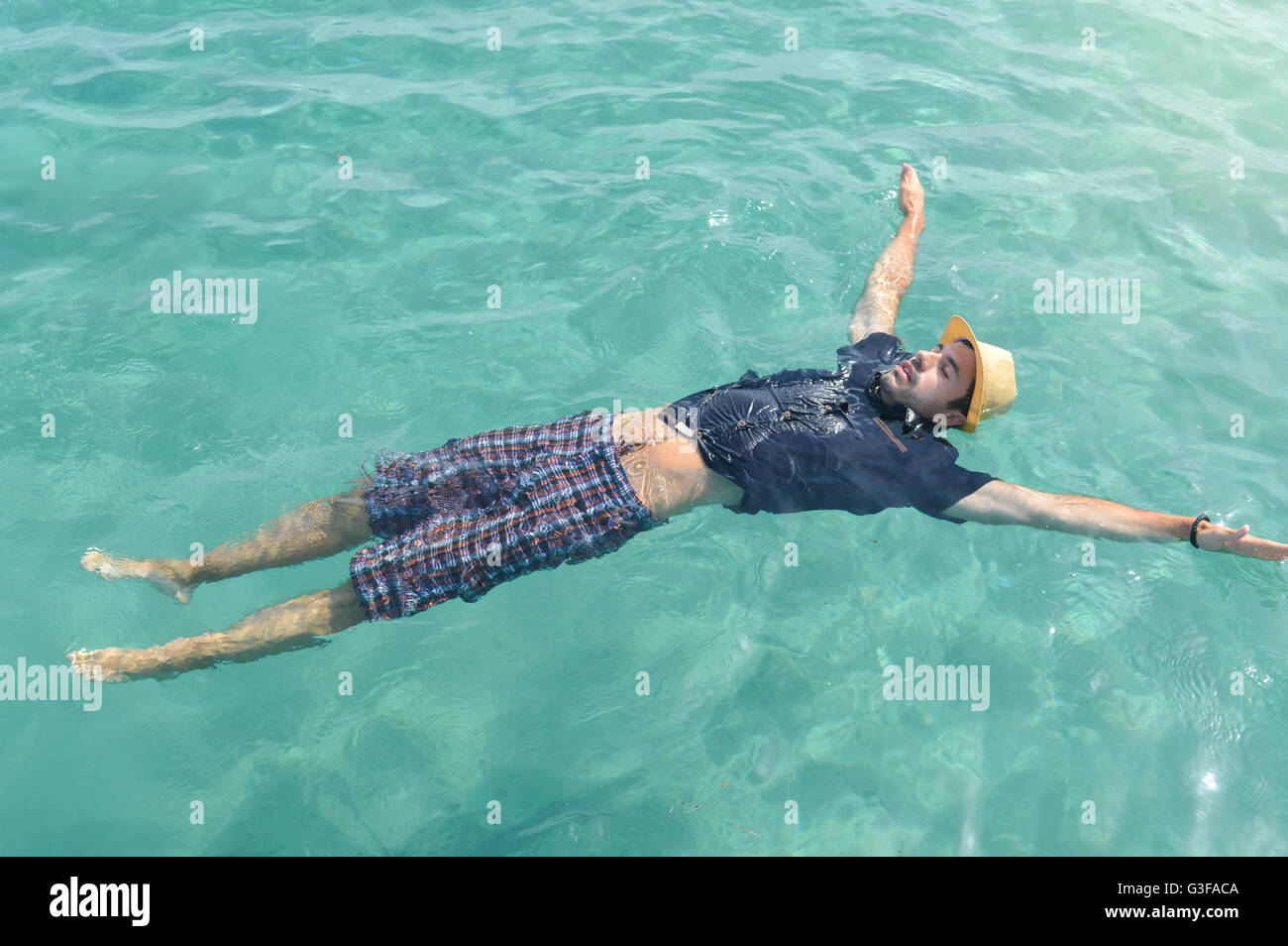 Verkleidete Mann auf dem Wasser schwimmen. Erholung im Sommer Stockfoto