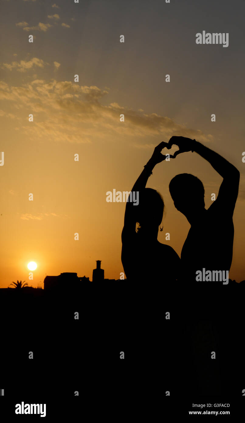 Silhouette eines Paares machen Herzform bei Sonnenuntergang Stockfoto