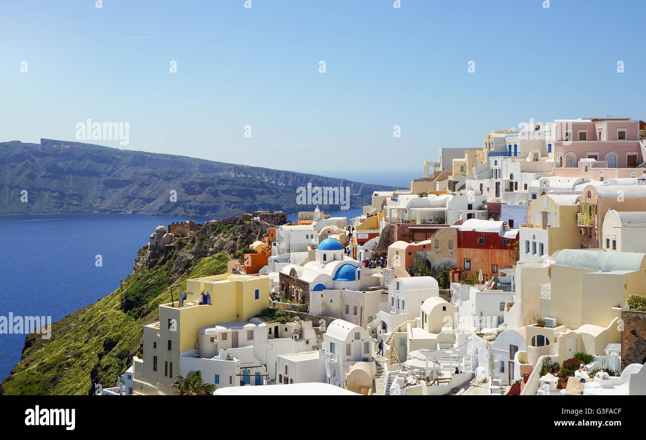 Blick auf die griechische Ägäis-Insel, Santorini, in den Sommertag, Griechenland Stockfoto