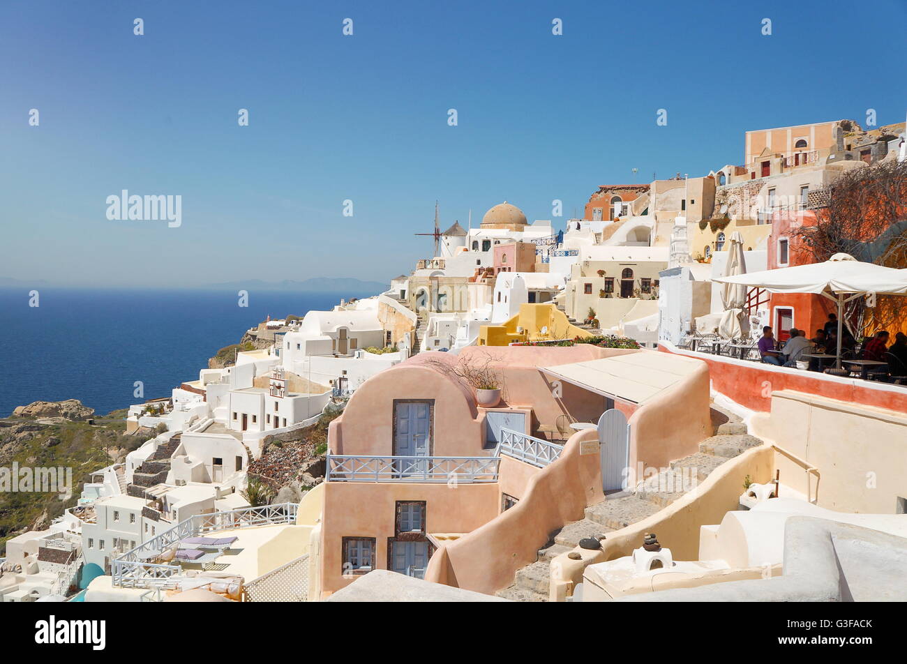 Blick auf die griechische Ägäis-Insel, Santorini, in den Sommertag, Griechenland Stockfoto