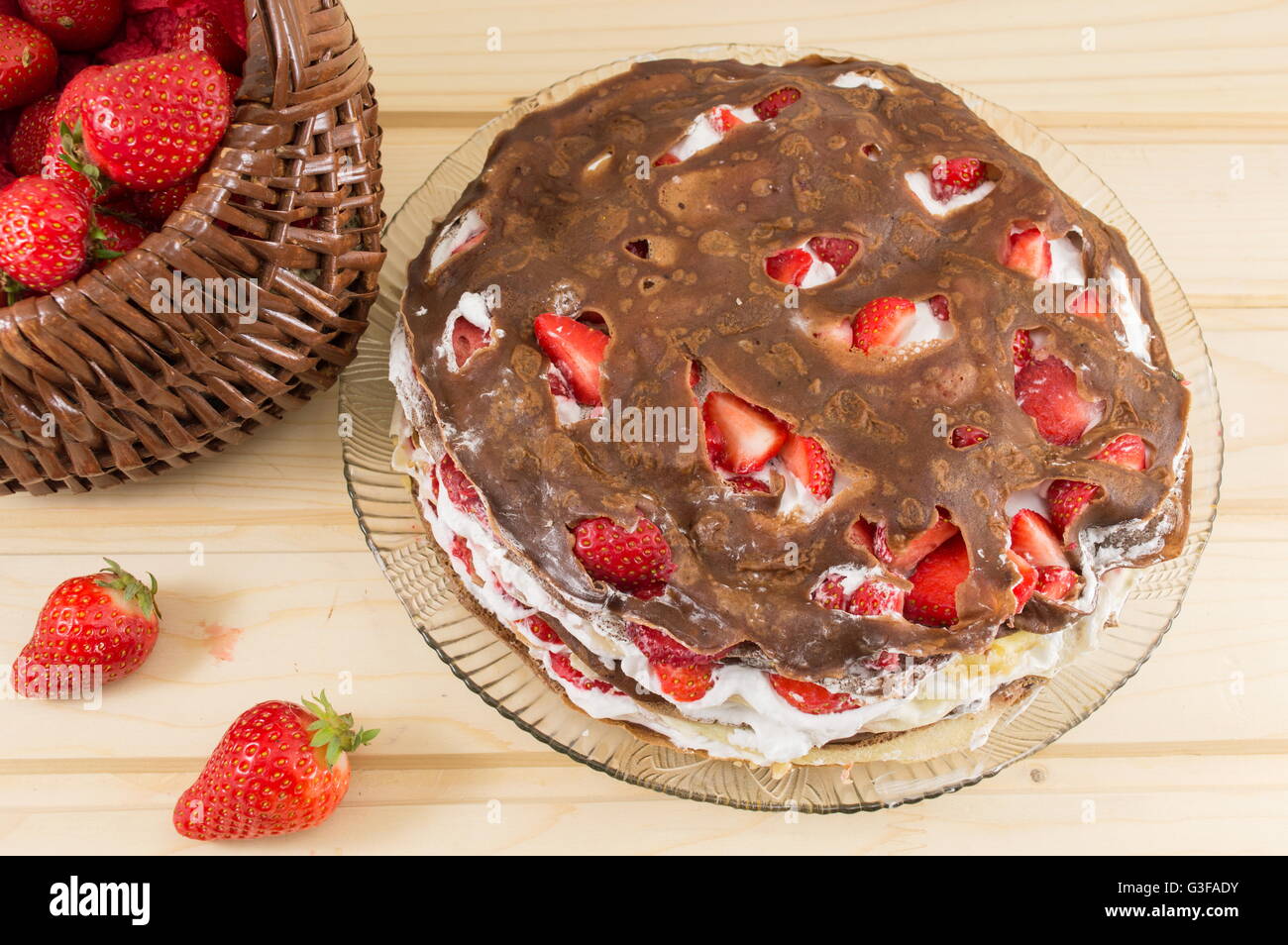 Erdbeer Torte Pfannkuchen auf einen Teller mit frischen Erdbeeren Stockfoto