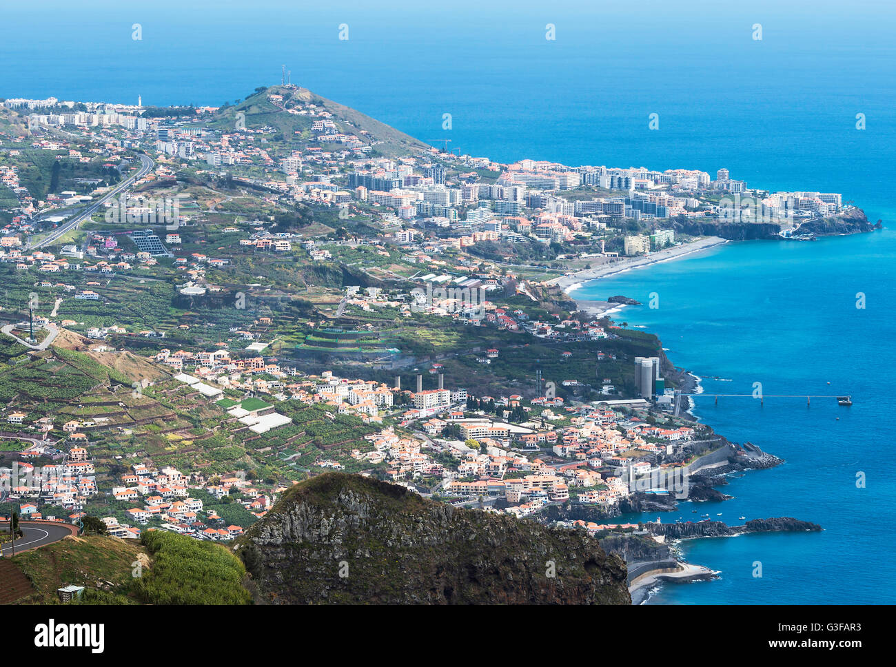 Blick vom Miradouro Cabo Girao 550 Meter über dem Meeresspiegel, die Skyline der Hauptstadt Funchal madeira Stockfoto