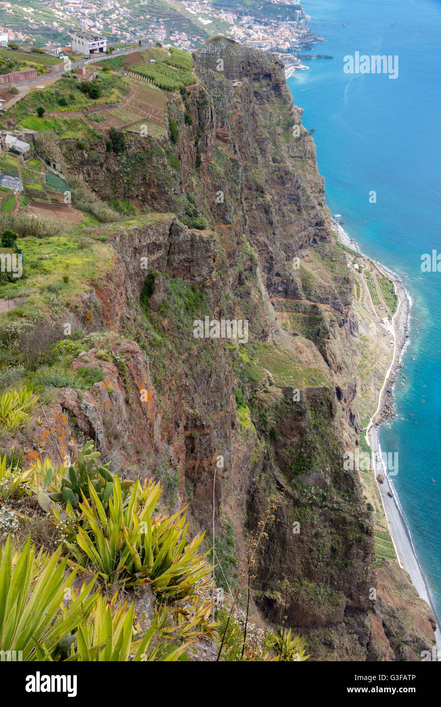 Blick vom Miradouro Cabo Girao 550 Meter über dem Meeresspiegel an den West-Standort in der Nähe von Funchal auf Madeira Stockfoto