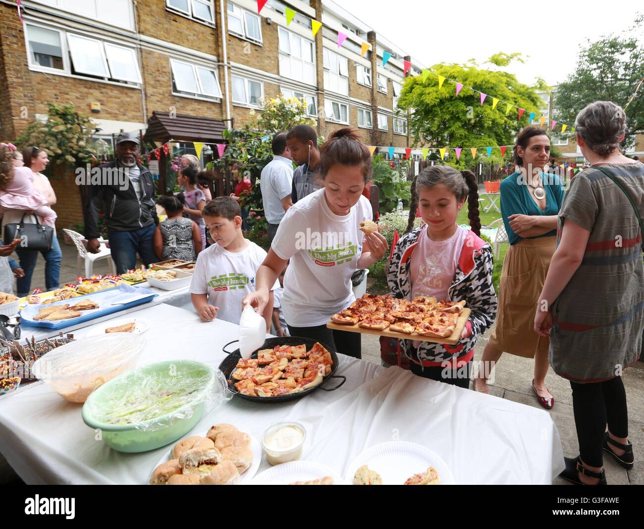 Bewohner des Lockner Estate in Hackney, London, treffen sich zum „The&Ecirc;Big Lunch“, einem jährlichen Event im achten Jahr, das Millionen von Menschen in ganz Großbritannien dazu ermutigt, sich mit ihren Nachbarn zu treffen, um an diesem Wochenende Gemeinschaftsgeist zu schaffen. Stockfoto