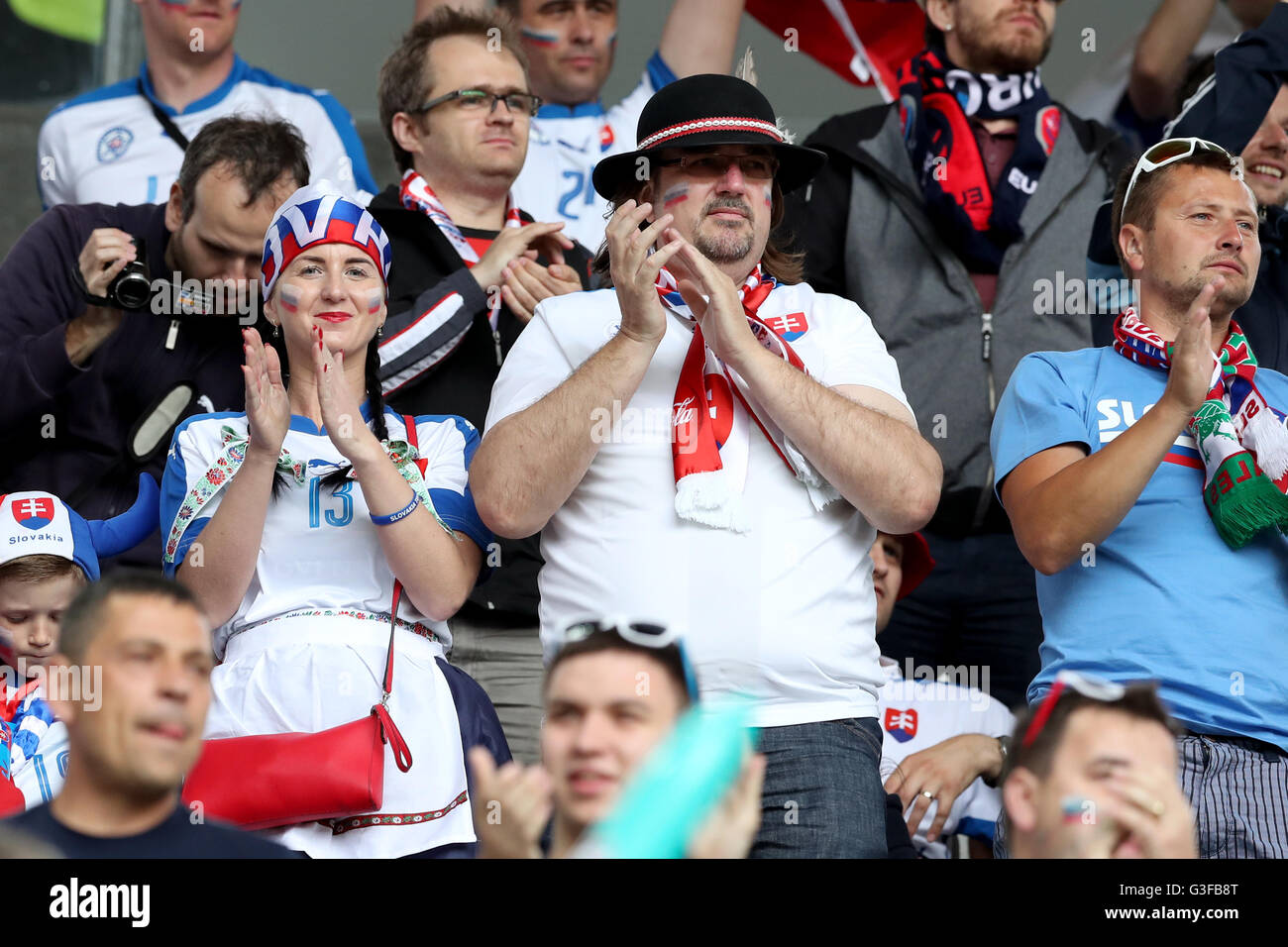 Slovakia Fans in den Tribünen vor der UEFA Euro 2016, Gruppe B Spiel im Stade de Bordeaux, Bordeaux. DRÜCKEN SIE VERBANDSFOTO. Bilddatum: Samstag, 11. Juni 2016. Siehe PA Story Soccer Wales. Bildnachweis sollte lauten: Martin Rickett/PA Wire. EINSCHRÄNKUNGEN: Die Nutzung unterliegt Einschränkungen. Nur für redaktionelle Zwecke. Buch- und Zeitschriftenverkauf zulässig, wobei nicht ausschließlich für ein Team/Spieler/Spiel bestimmt ist. Keine kommerzielle Nutzung. Weitere Informationen erhalten Sie unter +44 (0)1158 447447. Stockfoto