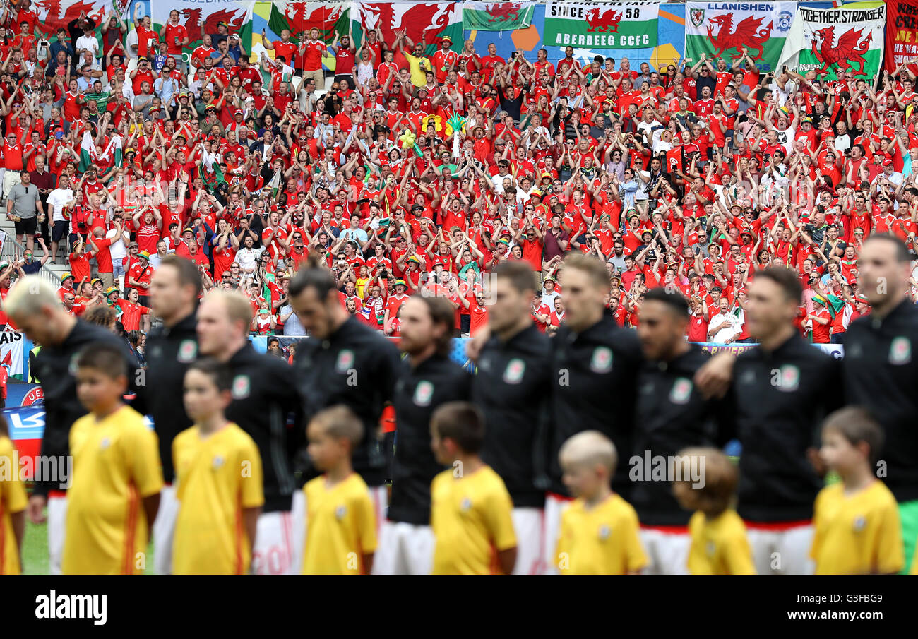 Wales Fans zeigen ihre Unterstützung auf der Tribüne, als die Nationalhymne während der UEFA Euro 2016, Gruppe B-Spiel im Stade de Bordeaux spielt, Bordeaux. PRESSEVERBAND Foto. Bild Datum: Samstag, 11. Juni 2016. Finden Sie unter PA Geschichte Fußball Wales. Bildnachweis sollte lauten: Martin Rickett/PA Wire. Einschränkungen: Verwendung Beschränkungen unterworfen. Nur zur redaktionellen Verwendung. Buch und Zeitschrift Vertrieb zugelassenen bietet nicht nur gewidmet ein Team/Spieler/Partie. Keine kommerzielle Nutzung. Rufen Sie + 44 (0) 1158 447447 für weitere Informationen. Stockfoto