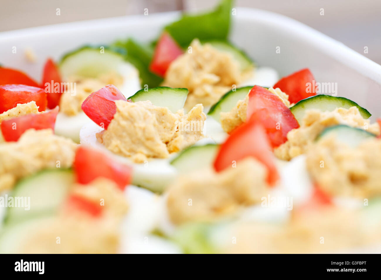 Köstliche Nierchen Eiern serviert auf einem Salatbett bereit für einen Grill, Buffet oder Tee am Nachmittag Stockfoto