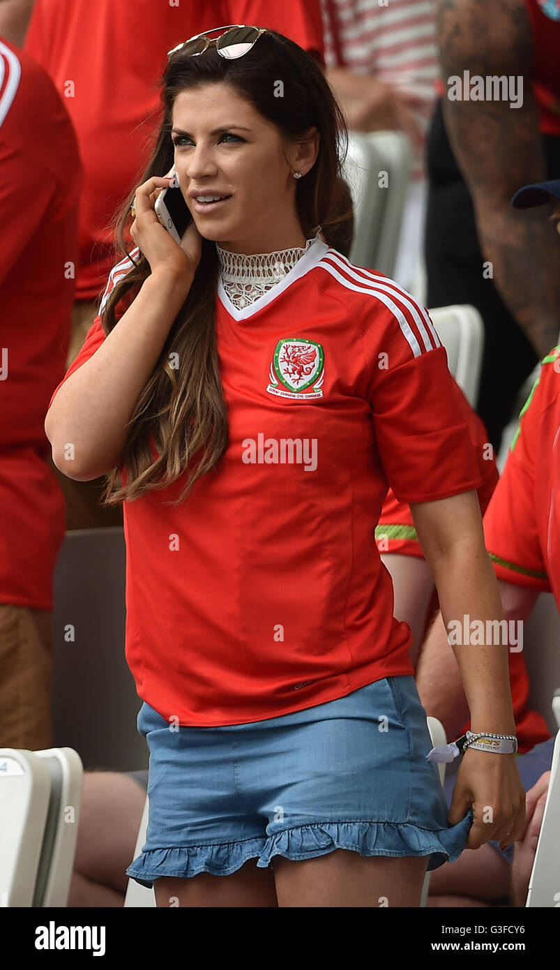 James Chester's Freundin Rea Simone während des UEFA Euro 2016, Gruppe B Spiel im Stade de Bordeaux, Bordeaux. DRÜCKEN SIE VERBANDSFOTO. Bilddatum: Samstag, 11. Juni 2016. Siehe PA Story SOCCER Wales. Bildnachweis sollte lauten: Joe Giddens/PA Wire. Stockfoto