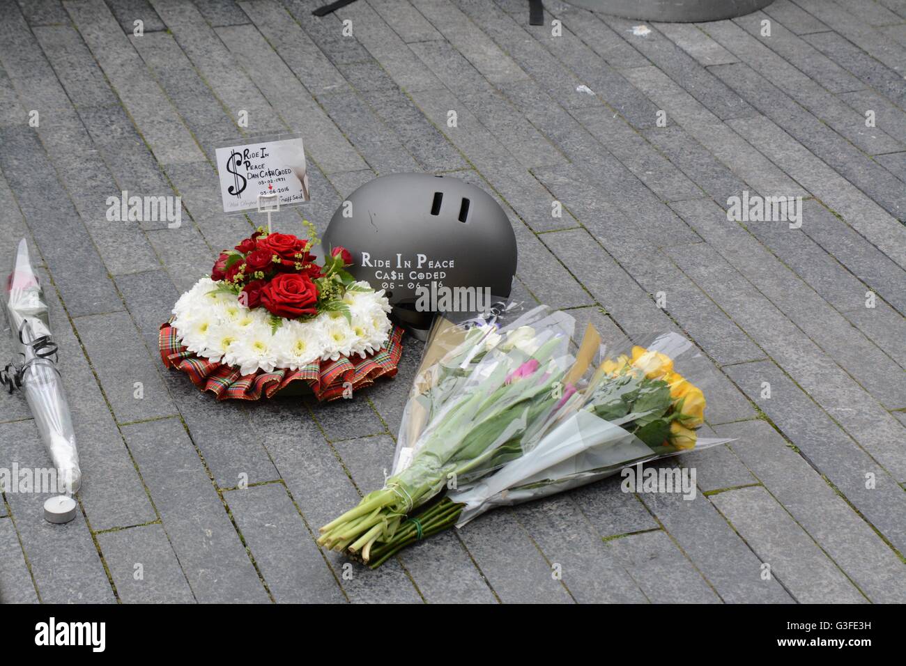 London, England. 10. Juni 2016. Ein Helm inmitten von Blumen Rest auf dem Boden in Hommage an gefallen Radfahrer. Bildnachweis: Marc Ward/Alamy Live-Nachrichten Stockfoto