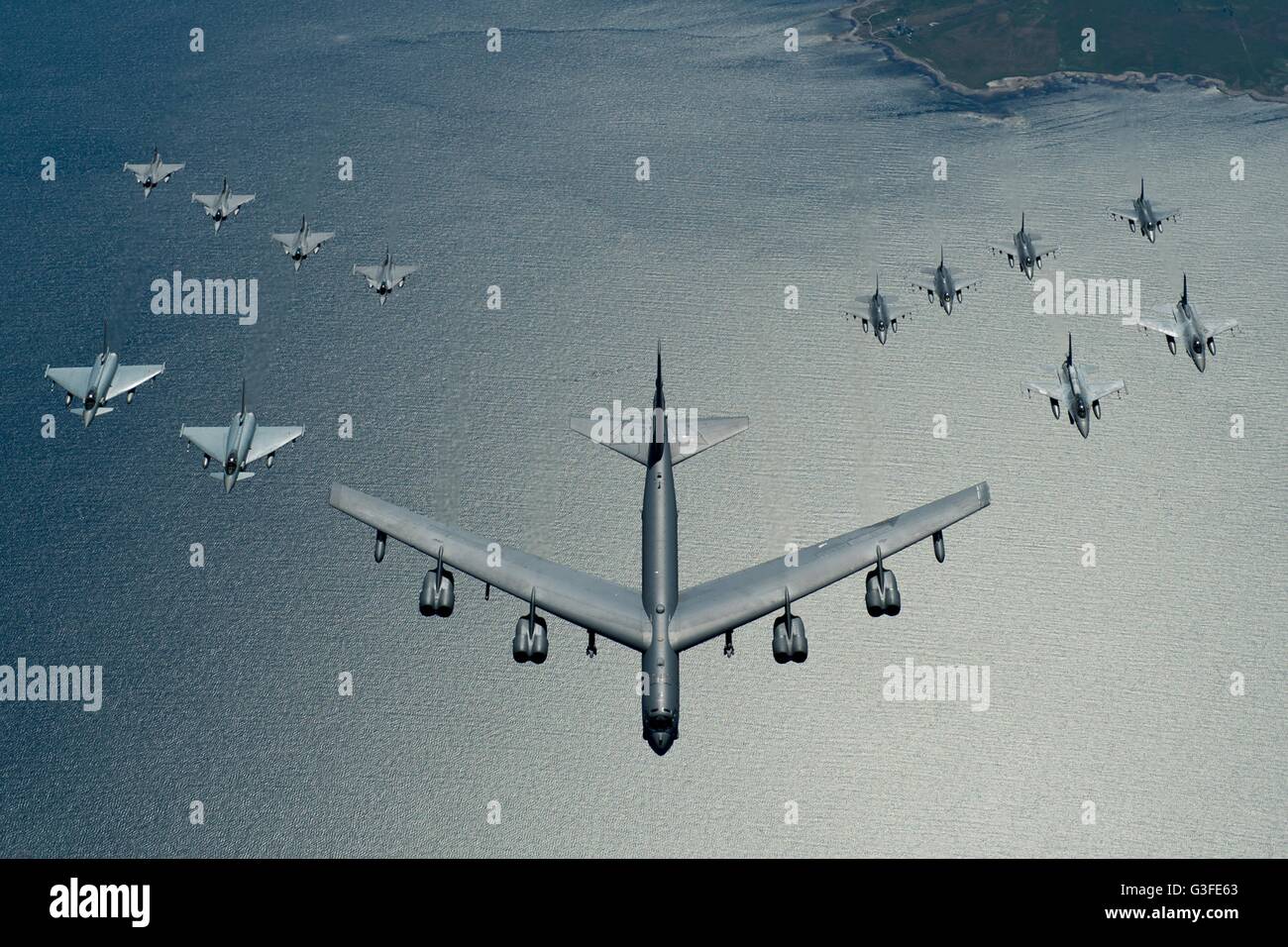 Ein US Luftwaffe b-52 Stratofortress Bomber führt eine Formation von Kampfflugzeugen, darunter zwei polnische Luftwaffe f-16 Fighting Falcons, vier US-Air Force f-16 Fighting Falcons, zwei deutschen Eurofighter Taifune und vier schwedischen Gripen während der Übung BALTOPS 9. Juni 2016 über die Ostsee. Stockfoto