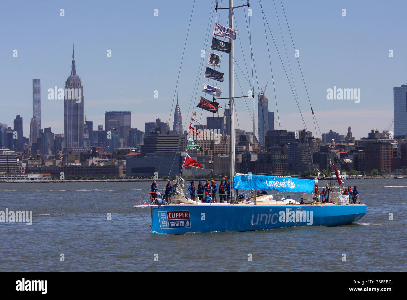 New York, USA. 10. Juni 2016. Das UNICEF-Team kommt in New York am Ende des Rennens von Amerika Teil der Clipper Round the World Yacht Rennen Kredit: Adam Stoltman/Alamy Live News Stockfoto