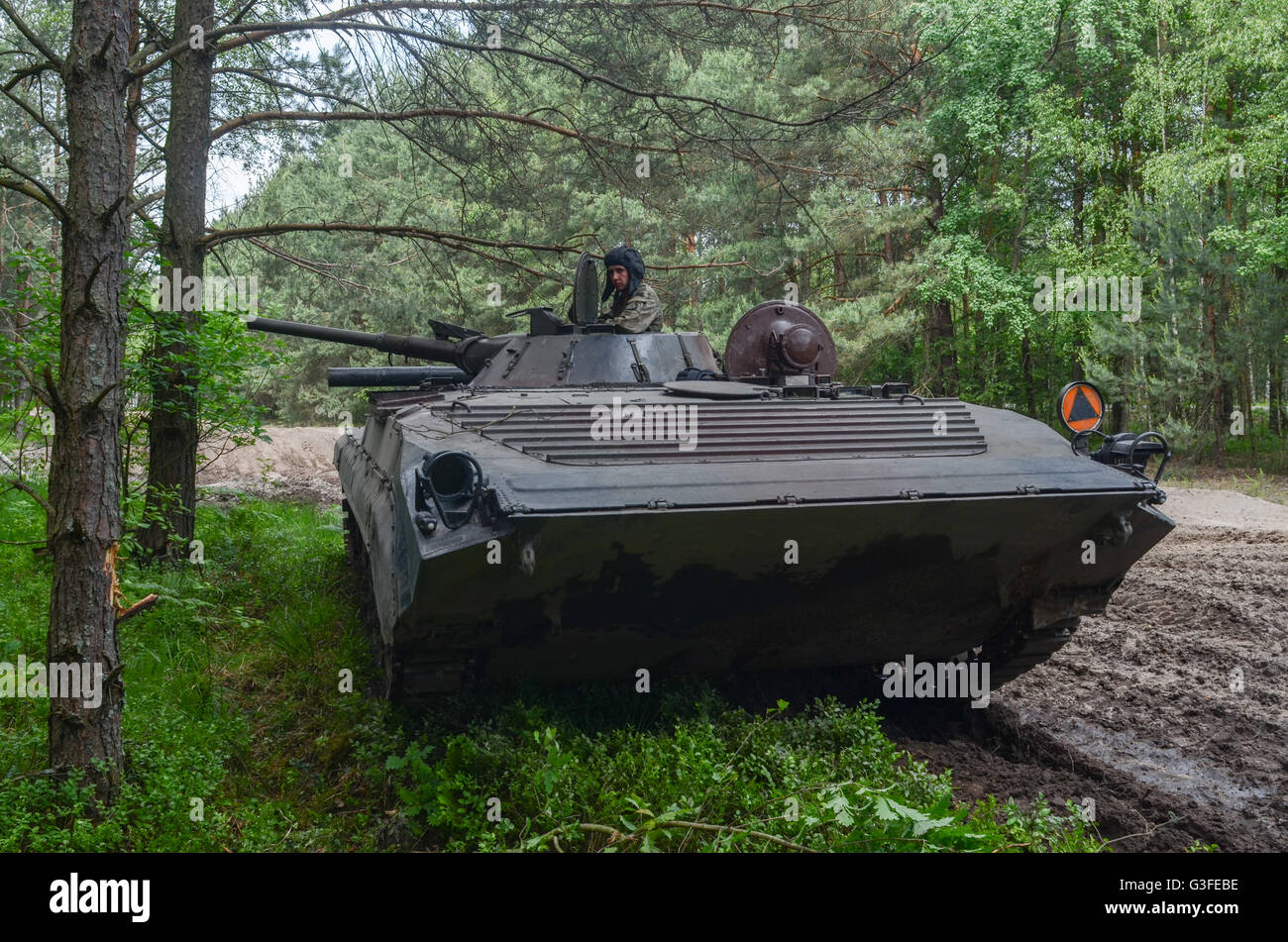 Ein polnischer Soldat hält Wache Position auf ein BWP-1 verfolgt Infanterie kämpfen Amphibienfahrzeug mit Übung Anakonda 16 9. Juni 2016 in Nowa Deba, Polen. Truppen aus 21 NATO Nationen beteiligen sich an Anakonda 2016 Übungen in Polen, das größte solche Übung seit dem kalten Krieg. Stockfoto