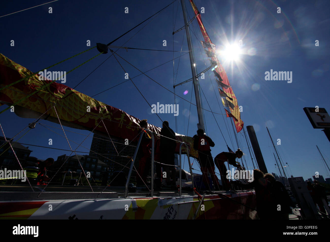 New York, USA. 10. Juni 2016. Die Besatzung des Qingdao-Teams feiern auf dem Dock nach ihrer Ankunft in Liberty Landing Marina in New Jersey am Ende des Rennens von der Amerika-Teil des Clipper Round the World Yacht Race.   Mannschaften begann gestern die Ziellinie und finden ihren Weg in New York City und Umgebung. Bildnachweis: Adam Stoltman/Alamy Live-Nachrichten Stockfoto